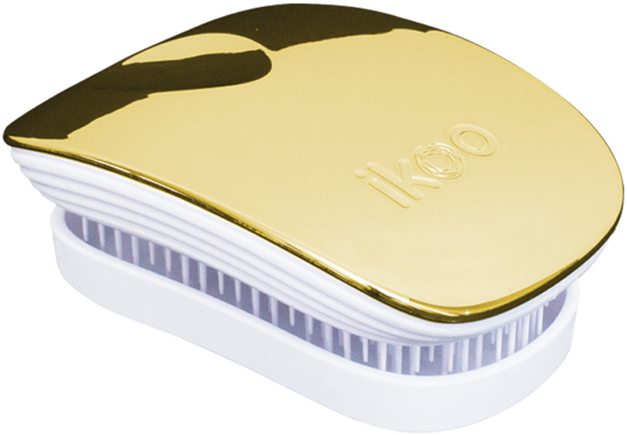 Ikoo Pocket Расческа для волос White Soleil Metallic291013 Ikoo Pocket Расческа для волос White Soleil Metallic291013Уникальный подход щетки IKOO — расположение и структура щетинок, которые позволяют не только легко распутывать и расчесывать волосы, но и делать массаж головы в соответствии с принципами традиционной китайской медицины. Щетинки стимулируют энергетические меридианы и рефлексогенные зоны, что также положительно влияет на вегетативную нервную систему. Благодаря оптимальной степени твердости щетины, волосы распутываются легко и без вытягивания. Щетка ikoo сохраняет свою функциональность даже после долговременного использования.Щетки IKOO изготовлены из высококачественной смолы и акрила. Для комфортного использования корпус щетки отделан натуральной резиной, что помогает надежно удерживать щетку в руке. Скомбинировав эти три материала, мы избежали использования дерева и натуральной щетины, так как эти материалы подходят не для всех типов волос, а также труднее очищаются. Щетки IKOO соблюдают все гигиенические стандарты за счет своего состава. Во процессе разработки мы уделили большое внимание дизайну щетки, чтобы и правшам, и левшам было комфортно ей пользоваться.