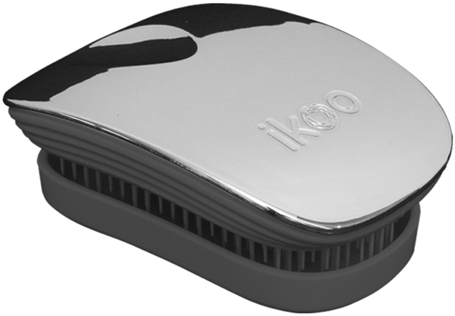 Ikoo Pocket Расческа для волос Black Oyster Metallic291020 Ikoo Pocket Расческа для волос Black Oyster Metallic291020Уникальный подход щетки IKOO — расположение и структура щетинок, которые позволяют не только легко распутывать и расчесывать волосы, но и делать массаж головы в соответствии с принципами традиционной китайской медицины. Щетинки стимулируют энергетические меридианы и рефлексогенные зоны, что также положительно влияет на вегетативную нервную систему. Благодаря оптимальной степени твердости щетины, волосы распутываются легко и без вытягивания. Щетка ikoo сохраняет свою функциональность даже после долговременного использования.Щетки IKOO изготовлены из высококачественной смолы и акрила. Для комфортного использования корпус щетки отделан натуральной резиной, что помогает надежно удерживать щетку в руке. Скомбинировав эти три материала, мы избежали использования дерева и натуральной щетины, так как эти материалы подходят не для всех типов волос, а также труднее очищаются. Щетки IKOO соблюдают все гигиенические стандарты за счет своего состава. Во процессе разработки мы уделили большое внимание дизайну щетки, чтобы и правшам, и левшам было комфортно ей пользоваться.