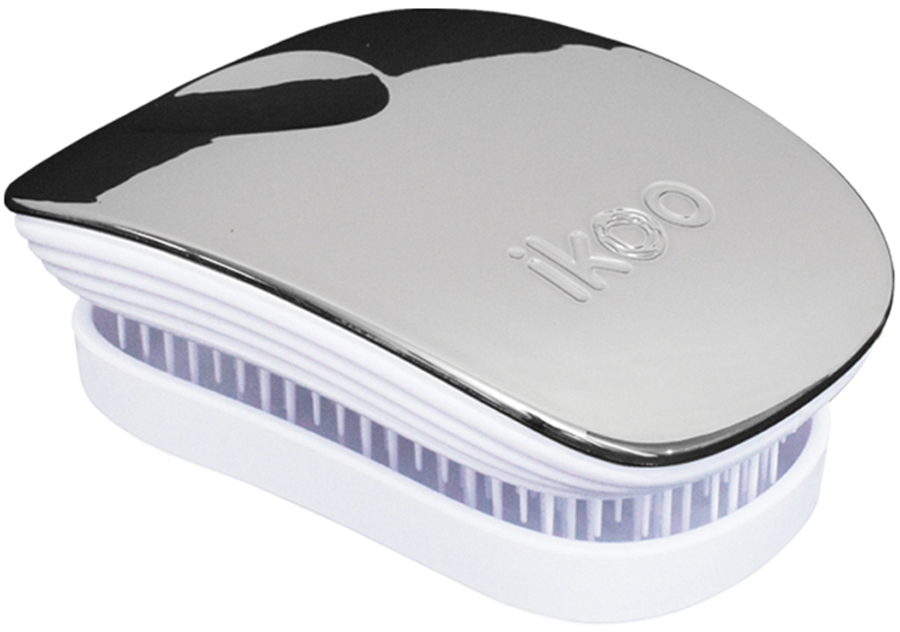 Ikoo Pocket Расческа для волос White Oyster Metallic291037 Ikoo Pocket Расческа для волос White Oyster Metallic291037Уникальный подход щетки IKOO — расположение и структура щетинок, которые позволяют не только легко распутывать и расчесывать волосы, но и делать массаж головы в соответствии с принципами традиционной китайской медицины. Щетинки стимулируют энергетические меридианы и рефлексогенные зоны, что также положительно влияет на вегетативную нервную систему. Благодаря оптимальной степени твердости щетины, волосы распутываются легко и без вытягивания. Щетка ikoo сохраняет свою функциональность даже после долговременного использования.Щетки IKOO изготовлены из высококачественной смолы и акрила. Для комфортного использования корпус щетки отделан натуральной резиной, что помогает надежно удерживать щетку в руке. Скомбинировав эти три материала, мы избежали использования дерева и натуральной щетины, так как эти материалы подходят не для всех типов волос, а также труднее очищаются. Щетки IKOO соблюдают все гигиенические стандарты за счет своего состава. Во процессе разработки мы уделили большое внимание дизайну щетки, чтобы и правшам, и левшам было комфортно ей пользоваться.