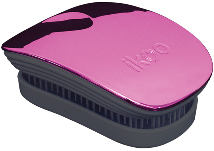 ikoo Pocket Расческа для волос Black Cherry Metallic291068 ikoo Pocket Расческа для волос Black Cherry Metallic291068Уникальный подход щетки IKOO — расположение и структура щетинок, которые позволяют не только легко распутывать и расчесывать волосы, но и делать массаж головы в соответствии с принципами традиционной китайской медицины. Щетинки стимулируют энергетические меридианы и рефлексогенные зоны, что также положительно влияет на вегетативную нервную систему. Благодаря оптимальной степени твердости щетины, волосы распутываются легко и без вытягивания. Щетка ikoo сохраняет свою функциональность даже после долговременного использования.Щетки IKOO изготовлены из высококачественной смолы и акрила. Для комфортного использования корпус щетки отделан натуральной резиной, что помогает надежно удерживать щетку в руке. Скомбинировав эти три материала, мы избежали использования дерева и натуральной щетины, так как эти материалы подходят не для всех типов волос, а также труднее очищаются. Щетки IKOO соблюдают все гигиенические стандарты за счет своего состава. Во процессе разработки мы уделили большое внимание дизайну щетки, чтобы и правшам, и левшам было комфортно ей пользоваться.