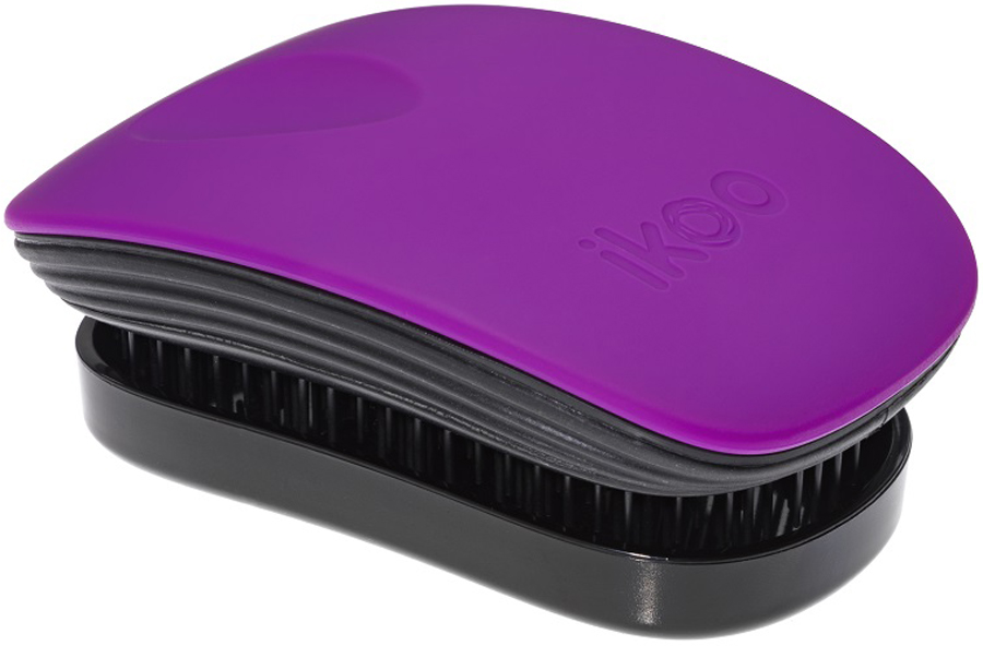 Ikoo Pocket Расческа для волос Paradise Black Suger Plum291167 Ikoo Pocket Расческа для волос Paradise Black Suger Plum291167Уникальный подход щетки IKOO — расположение и структура щетинок, которые позволяют не только легко распутывать и расчесывать волосы, но и делать массаж головы в соответствии с принципами традиционной китайской медицины. Щетинки стимулируют энергетические меридианы и рефлексогенные зоны, что также положительно влияет на вегетативную нервную систему. Благодаря оптимальной степени твердости щетины, волосы распутываются легко и без вытягивания. Щетка ikoo сохраняет свою функциональность даже после долговременного использования.Щетки IKOO изготовлены из высококачественной смолы и акрила. Для комфортного использования корпус щетки отделан натуральной резиной, что помогает надежно удерживать щетку в руке. Скомбинировав эти три материала, мы избежали использования дерева и натуральной щетины, так как эти материалы подходят не для всех типов волос, а также труднее очищаются. Щетки IKOO соблюдают все гигиенические стандарты за счет своего состава. Во процессе разработки мы уделили большое внимание дизайну щетки, чтобы и правшам, и левшам было комфортно ей пользоваться.