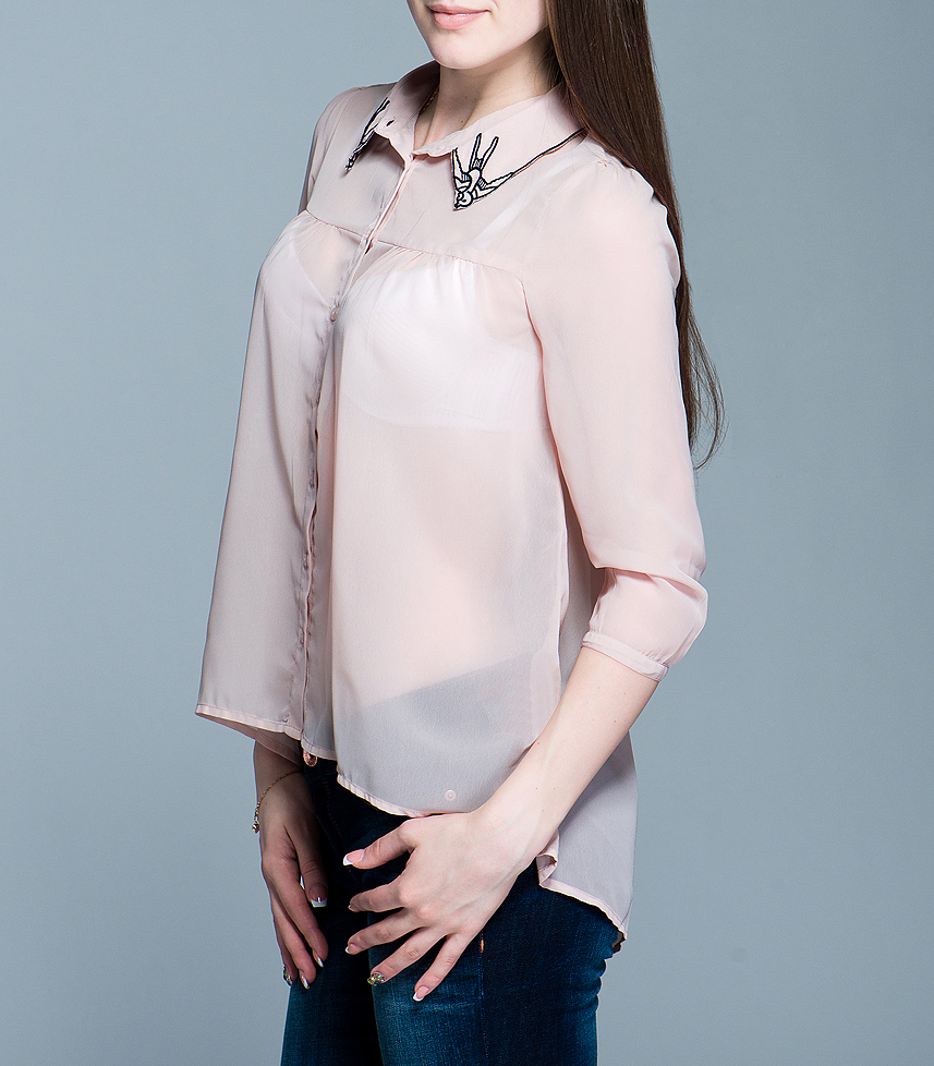 Блуза ICHI, цвет: бежевый. 100593. Размер M (44/46)100593 Блуза ICHI, цвет: бежевый. 100593. Размер M (44/46)100593Стильная женская блуза ICHI, выполненная из высококачественного материала, - замечательный вариант для создания женственного образа. Блуза свободного кроя с рукавами ? застегивается на пуговицы. Отложной воротничок оформлен вышивками в виде ласточек.Такая блуза будет дарить вам комфорт в течение всего дня и послужит замечательным дополнением к вашему гардеробу.