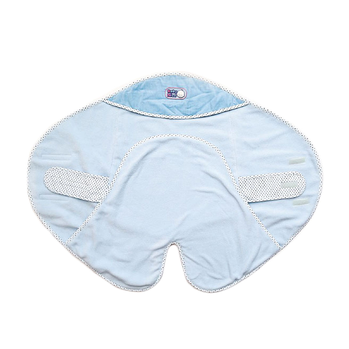 Конверт Baby Nice, цвет: голубой. Е115048. Возраст 0/4 месяцаЕ115048 Конверт Baby Nice, цвет: голубой. Е115048. Возраст 0/4 месяцаЕ115048Теплый и уютный конверт Baby Nice станет незаменимым предметом детского гардероба. Двухслойный конверт выполнен из мягкого и приятного на ощупь вельвета (100% хлопка) на подкладке из теплого мягкого флиса. Гипоаллергенный конверт максимально функционален в использовании, благодаря своей специально разработанной конструкции: внутри вшиты удобные тканевые крепления на липучке, которые обхватывают ребенка, надежно фиксируют на его поясе конверт, обеспечивая плотное прилегание. Карманы для ног внутри позволяют вашему малышу всегда держать ножки в тепле. Также предусмотрен капюшон, которым можно воспользоваться в случае необходимости или в ветреную погоду. Благодаря липучкам можно регулировать ширину конверта. Оформлено изделие контрастными бейками, украшенными гороховым принтом, а также оригинальной нашивкой с названием бренда.Такой конверт - очень комфортная одежда для младенца при любых погодных условиях.