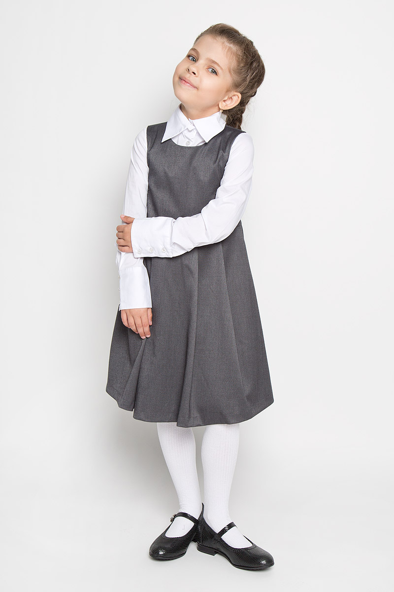 Сарафан для девочки Button Blue, цвет: темно-серый. 215BBGS2503. Размер 152, 12 лет215BBGS2503 Сарафан для девочки Button Blue, цвет: темно-серый. 215BBGS2503. Размер 152, 12 лет215BBGS2503Сарафан для девочки Button Blue - базовая вещь в школьном гардеробе ребенка. Изготовленный из полиэстера с добавлением вискозы, он мягкий и приятный на ощупь, не сковывает движения и позволяет коже дышать, не раздражает даже самую нежную и чувствительную кожу ребенка, обеспечивая наибольший комфорт. Подкладка выполнена из гладкой подкладочной ткани. Сарафан трапециевидного силуэта с округлым вырезом горловины на спинке застегивается на длинную скрытую застежку-молнию. Сарафан имеет отрезную линию талии и крупные складки на юбке.Являясь важным атрибутом школьной моды, в сочетании с любой водолазкой, футболкой, блузкой, сарафан выглядит очень изысканно и деликатно.