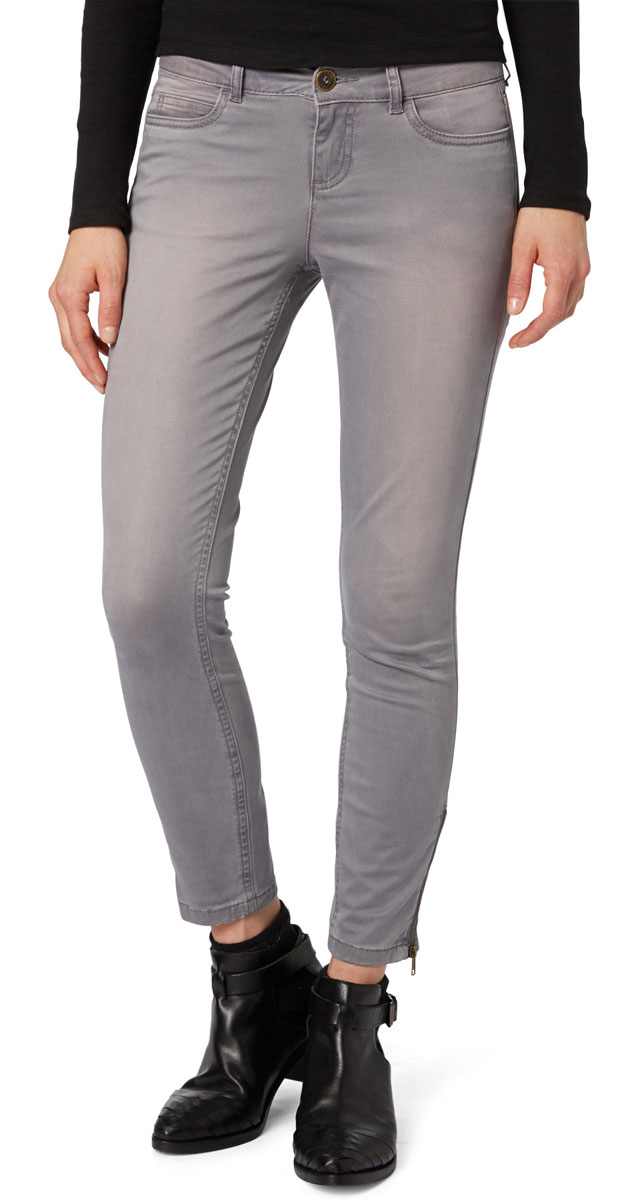 Брюки женские Tom Tailor Denim, цвет: серый. 6403670.00.71_2689. Размер 27-30 (42/44-30)6403670.00.71_2689 Брюки женские Tom Tailor Denim, цвет: серый. 6403670.00.71_2689. Размер 27-30 (42/44-30)6403670.00.71_2689Стильные женские брюки Tom Tailor - это джинсы высочайшего качества, которые прекрасно сидят. Они выполнены из высококачественного эластичного хлопка, что обеспечивает комфорт и удобство при носке. Брюки скинни заниженной посадки станут отличным дополнением к вашему современному образу. Брюки застегиваются на пуговицу в поясе и ширинку на застежке-молнии, имеются шлевки для ремня. Брюки имеют классический пятикарманный крой: спереди модель оформлены двумя втачными карманами и одним маленьким накладным кармашком, а сзади - двумя накладными карманами. Брюки дополнены застежками-молниями на штанинах снизу.Эти модные и в тоже время комфортные брюки послужат отличным дополнением к вашему гардеробу.