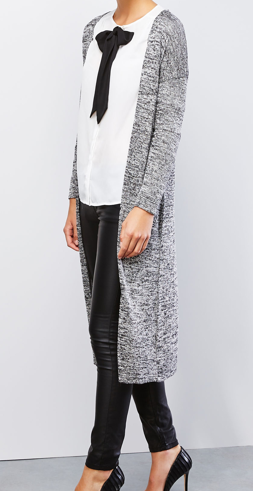 Кардиган женский Moodo, цвет: серый, черный. Z-SW-1836_GREY MEL. Размер M (46)Z-SW-1836_GREY MEL Кардиган женский Moodo, цвет: серый, черный. Z-SW-1836_GREY MEL. Размер M (46)Z-SW-1836_GREY MELСтильный женский кардиган Moodo с V-образным вырезом необычайно приятный на ощупь, не сковывает движения обеспечивая наибольший комфорт. Модель свободного кроя, с длинными рукавами, без застежки. Такой кардиган незаменим прохладными летними вечерами и в зимние холода.