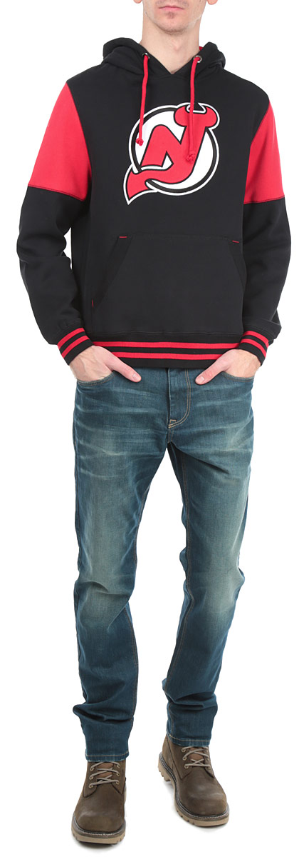 Толстовка мужская NHL New Jersey Devils, цвет: черный, красный. 35330. Размер S (46)35330 Толстовка мужская NHL New Jersey Devils, цвет: черный, красный. 35330. Размер S (46)35330Теплая толстовка NHL New Jersey Devils, изготовленная из высококачественного хлопкового материала с добавлением полиэстера, необычайно мягкая и приятная на ощупь, не сковывает движения, обеспечивая наибольший комфорт. Лицевая сторона гладкая, а изнаночная - с мягким теплым начесом.Толстовка с капюшоном на кулиске спереди имеет вместительный карман-кенгуру. На груди модель оформлена аппликацией в виде эмблемы хоккейного клуба New Jersey Devils. Толстовка имеет широкую мягкую резинку по низу, что предотвращает проникновение холодного воздуха, и длинные рукава с широкими эластичными манжетами, не стягивающими запястья. Эта модная и в тоже время комфортная толстовка отличный вариант, как для активного отдыха, так и для занятий спортом!