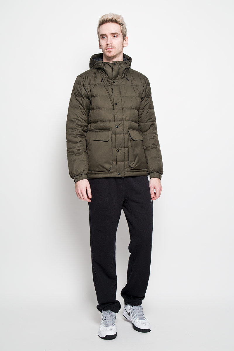 Пуховик мужской Nike 550 Down, цвет: оливковый. 693334-325. Размер M (46/48)693334-325 Пуховик мужской Nike 550 Down, цвет: оливковый. 693334-325. Размер M (46/48)693334-325Удлиненный мужской пуховик Nike 550 Down обеспечит максимальный комфорт при различных погодных условиях. Ткань пуховика прочная, прекрасно отталкивает влагу, а так же защищает от ветра в период межсезонья. Внешняя часть изделия выполнена из полиэстера высокого качества, который высыхает очень быстро. Модель с несъемным капюшоном и длинными рукавами застегивается на пластиковую застежку-молнию и дополнительно ветрозащитной планкой на металлические кнопки. Капюшон и низ изделия дополнены внутренними эластичными резинками на стопперах. Спереди модель оформлена двумя накладными карманами с клапанами на липучках. Этот теплый пуховик станет отличным дополнением к вашему гардеробу!