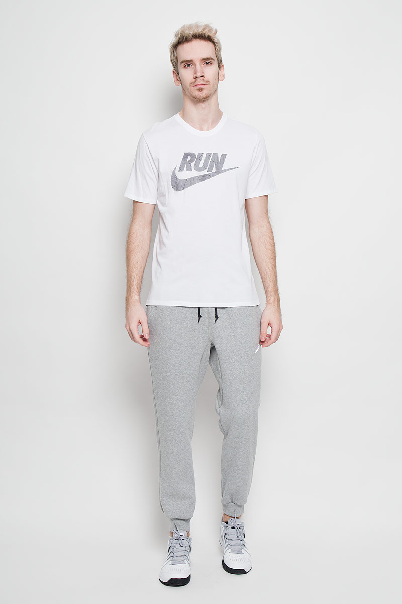 Футболка для бега мужская Nike Run P Core Run Swoosh Tee, цвет: белый. 717038-100. Размер XL (52/54)717038_100 Футболка для бега мужская Nike Run P Core Run Swoosh Tee, цвет: белый. 717038-100. Размер XL (52/54)717038_100Мужская футболка для бега Nike Run P Core Run Swoosh Tee, выполненная из хлопка с добавлением полиэстера, идеально подойдет как новичкам, так и спортсменам со стажем. Материал очень мягкий и приятный на ощупь, не сковывает движения и позволяет коже дышать.Футболка прямого кроя с короткими рукавами и круглым вырезом горловины оформлена спереди принтом с фирменным логотипом.Такая футболка станет отличным дополнением к вашему гардеробу, в ней вам будет удобно и комфортно.