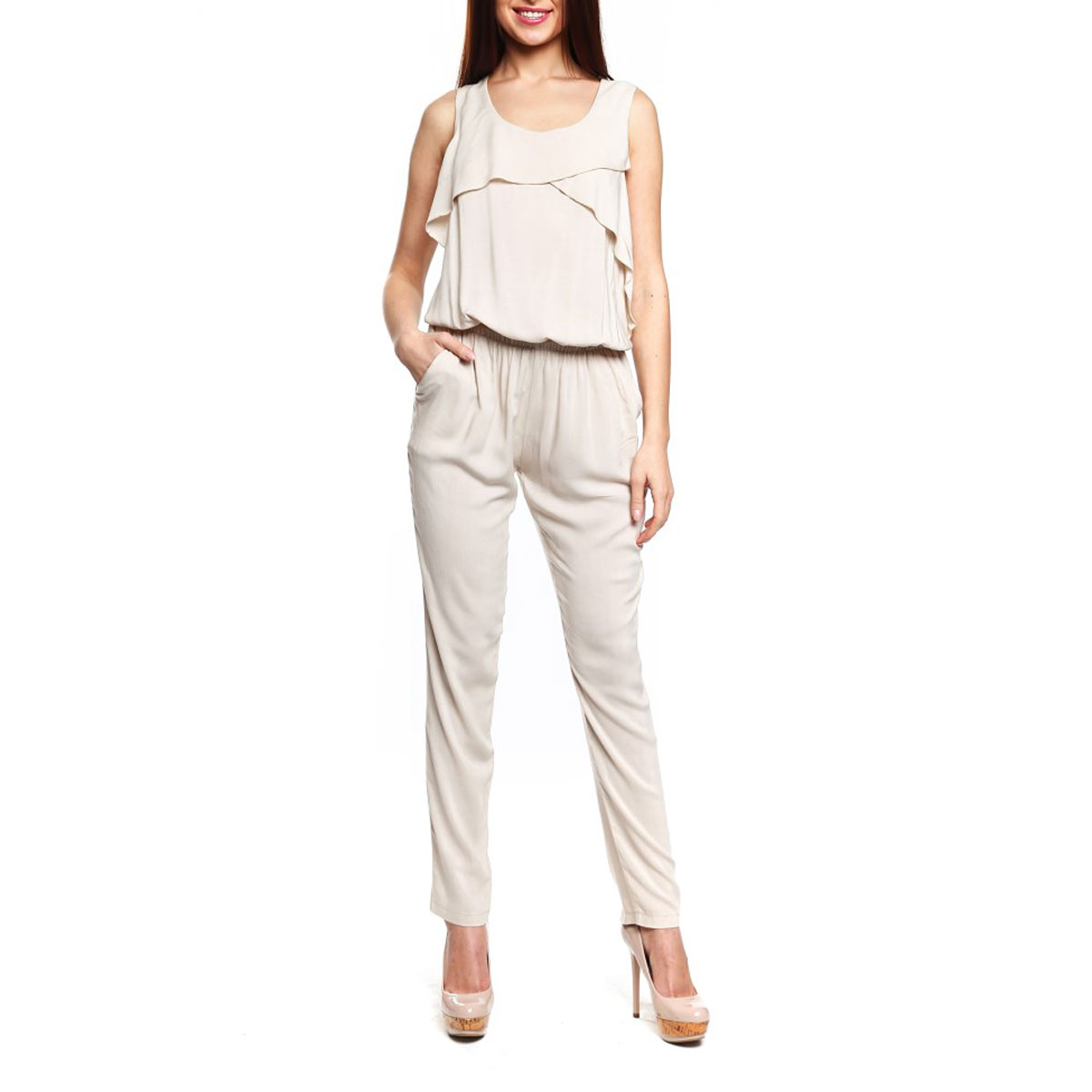 Комбинезон женский Topsandtops, цвет: бежевый. 71162-141207T beige. Размер 40 (46)71162-141207T beige Комбинезон женский Topsandtops, цвет: бежевый. 71162-141207T beige. Размер 40 (46)71162-141207T beigeСтильный женский комбинезон Topsandtops выполнен из высококачественного материала лаконичного цвета. Модель с прямыми брючинами слегка зауженного книзу силуэта. Комбинезон с круглым вырезом горловины и без рукавов застегивается на спинке на пуговицу. Модель с резинкой на талии и глубоким вырезом на спинке дополнена двумя боковыми карманами. На груди изделие оформлено драпировками с эффектом запаха. В таком наряде вы безусловно привлечете восхищенные взгляды окружающих.