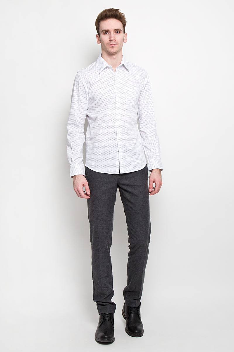 Рубашка мужская Tom Tailor Denim, цвет: белый. 2031129.00.12. Размер L (50)2031129.00.12 Рубашка мужская Tom Tailor Denim, цвет: белый. 2031129.00.12. Размер L (50)2031129.00.12Мужская рубашка Tom Tailor Denim, выполненная из хлопка с небольшим добавлением эластана, идеально дополнит ваш образ. Материал мягкий и приятный на ощупь, не сковывает движения и позволяет коже дышать.Рубашка слегка приталенного кроя, с длинными рукавами, отложным воротником и закруглённым низом. Изделие спереди застегивается на пуговицы. Манжеты на рукавах также застегиваются на пуговицы. На груди изделие дополнено накладным карманом на пуговице. Рубашка оформлена мелким контрастным принтом горох.Такая рубашка будет дарить вам комфорт в течение всего дня и станет стильным дополнением к вашему гардеробу.