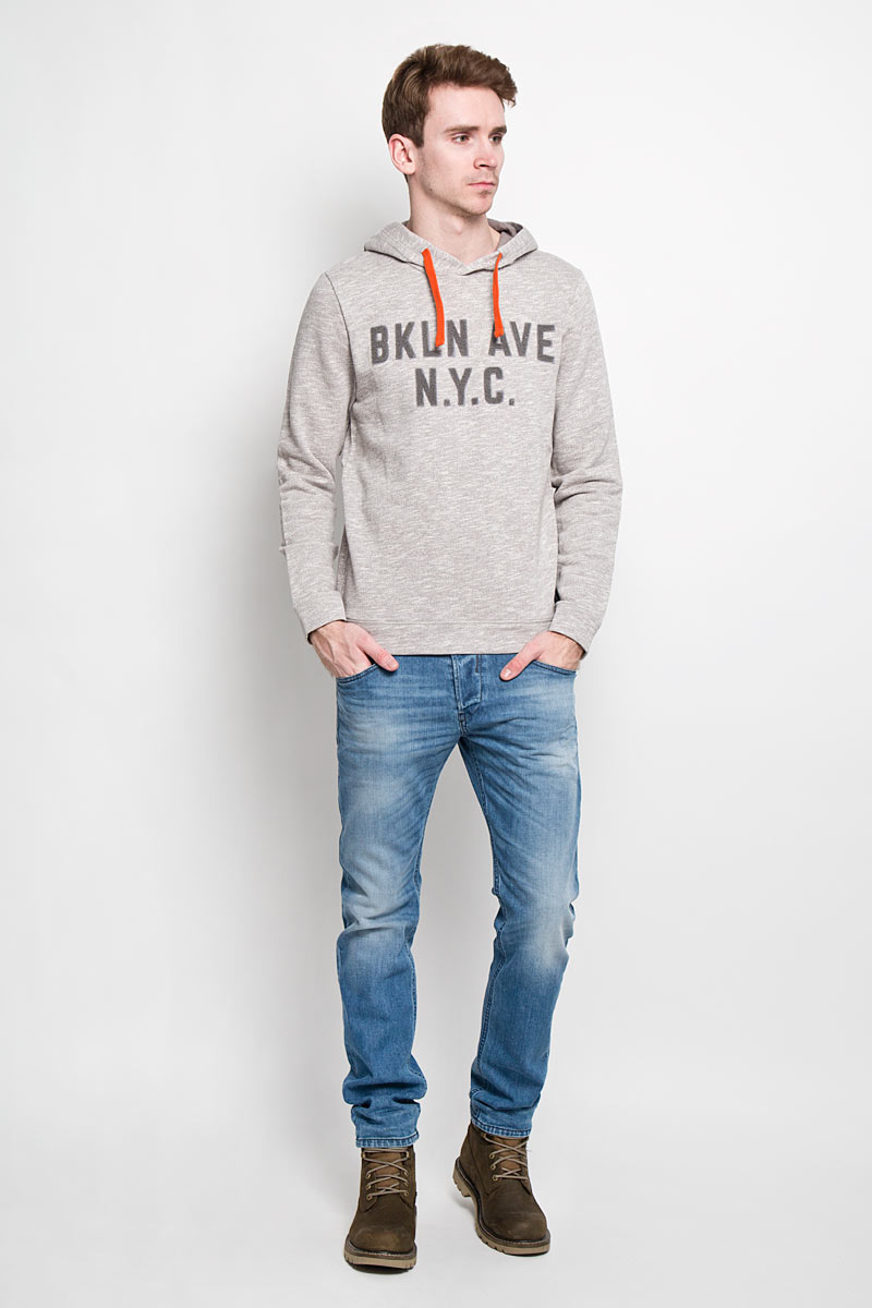Толстовка мужская Tom Tailor Denim, цвет: серый. 2529894.00.12. Размер M (48)2529894.00.12 Толстовка мужская Tom Tailor Denim, цвет: серый. 2529894.00.12. Размер M (48)2529894.00.12Стильная мужская толстовка Tom Tailor Denim, изготовленная из хлопкового материала, мягкая и приятная на ощупь, обладает хорошей гигроскопичностью и позволяет коже дышать. Модель с капюшоном и длинными рукавами. Капюшон с подкладкой, объем капюшона регулируется при помощи шнурка-кулиски. Лицевая сторона изделия гладкая, а изнаночная - с петельками, что согревает в прохладную погоду. Толстовка оформлена объемной надписью на английском языке. Такая толстовка не сковывает движения и обеспечивает наибольший комфорт. Эта толстовка - настоящее воплощение комфорта, она послужит отличным дополнением к вашему гардеробу. В ней вы будете чувствовать себя уютно и уверенно.