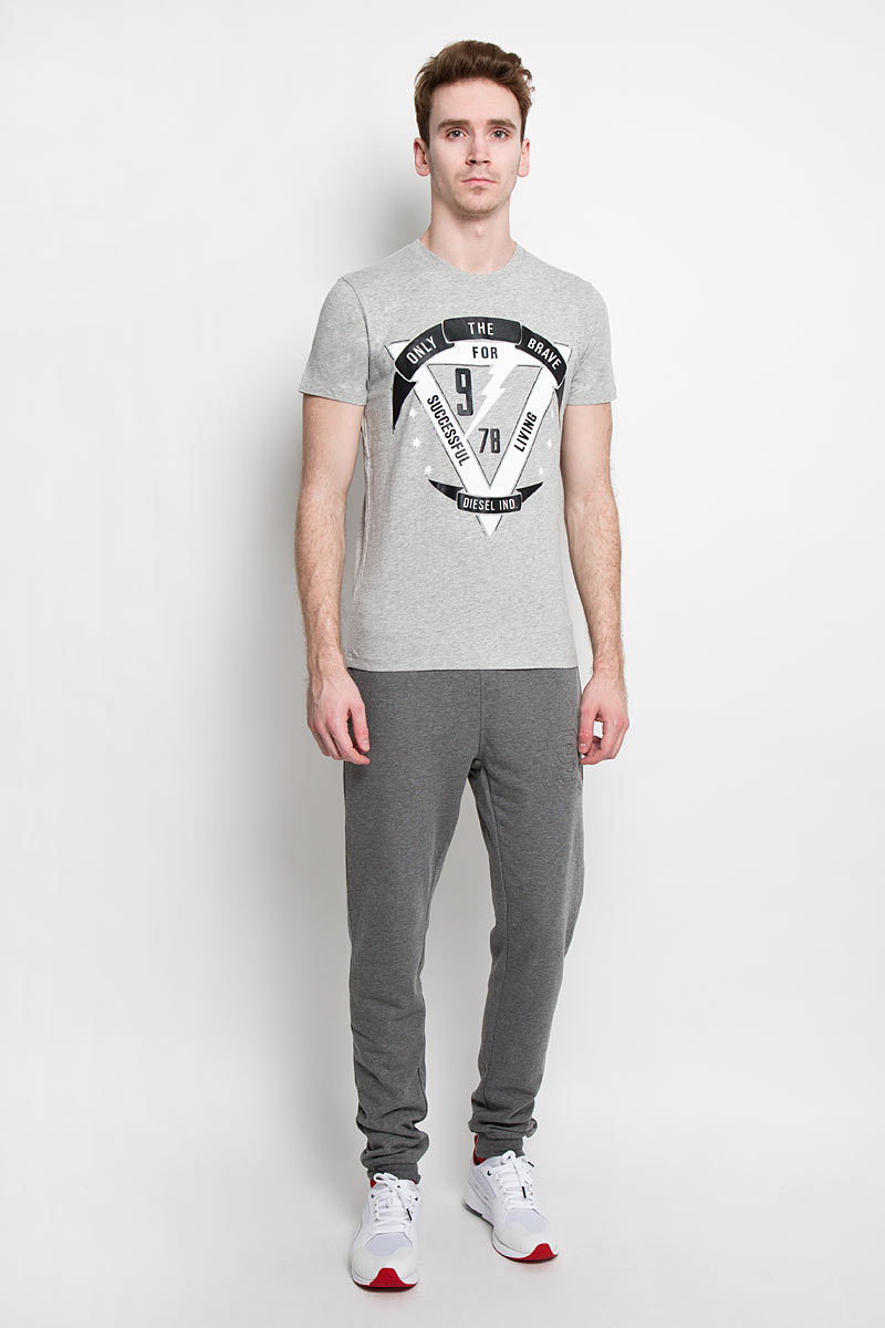 Футболка мужская Diesel, цвет: серый. 00SN57_0091B/912. Размер XL (52)00SN57_0091B Футболка мужская Diesel, цвет: серый. 00SN57_0091B/912. Размер XL (52)00SN57_0091BСтильная мужская футболка Diesel - идеальное решение для повседневной носки.Эта практичная, приятная на ощупь модель, выполненная из 100% хлопка,прекрасно пропускающей воздух, она позволит вам чувствовать себя уверенно илегко. Удобный крой обеспечивает свободу движений. Лицевая сторона футболкиоформлена оригинальным принтом.Эта футболка - идеальный вариант длясоздания эффектного образа.