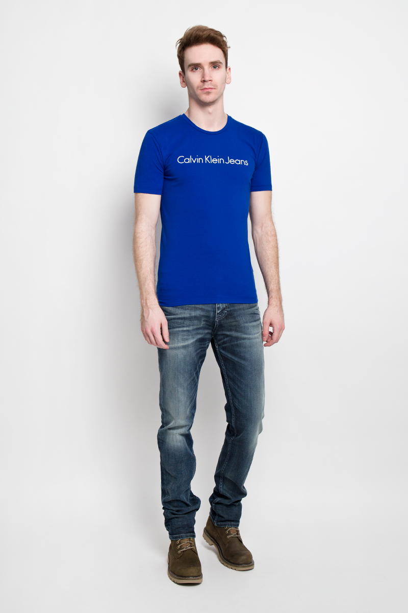 Футболка мужская Calvin Klein Jeans, цвет: синий. J3EJ303543. Размер XL (54)J3EJ303543 Футболка мужская Calvin Klein Jeans, цвет: синий. J3EJ303543. Размер XL (54)J3EJ303543Стильная мужская футболка Calvin Klein Jeans, выполненная из эластичного хлопка, необычайно мягкая и приятная на ощупь, не сковывает движения и позволяет коже дышать, обеспечивая комфорт. Модель с круглым вырезом горловины и короткими рукавами спереди оформлена надписью Calvin Klein Jeans. Вырез горловины дополнен трикотажной эластичной резинкой, что предотвращает деформацию при носке. Футболка Calvin Klein Jeans станет отличным дополнением к вашему гардеробу.