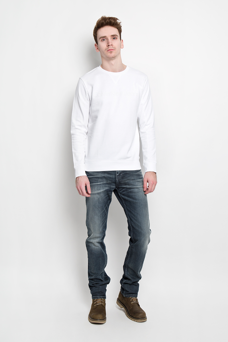Свитшот мужской Calvin Klein Jeans, цвет: белый. J3EJ303725. Размер M (46/48)1033518.09.12 Свитшот мужской Calvin Klein Jeans, цвет: белый. J3EJ303725. Размер M (46/48)1033518.09.12Стильный мужской свитшот Calvin Klein, изготовленный из высококачественного натурального хлопка, мягкий и приятный на ощупь, не сковывает движений и обеспечивает наибольший комфорт. Материал на основе хлопка великолепно пропускает воздух, позволяя коже дышать, и обладает высокой гигроскопичностью.Модель с круглым вырезом горловины и длинными рукавами оформлена объемной надписью Calvin Klein Jeans спереди. Манжеты рукавов и низ изделия дополнены трикотажными резинками. Этот свитшот - настоящее воплощение комфорта, он послужит отличным дополнением к вашему гардеробу. В нем вы будете чувствовать себя уютно в прохладное время года.