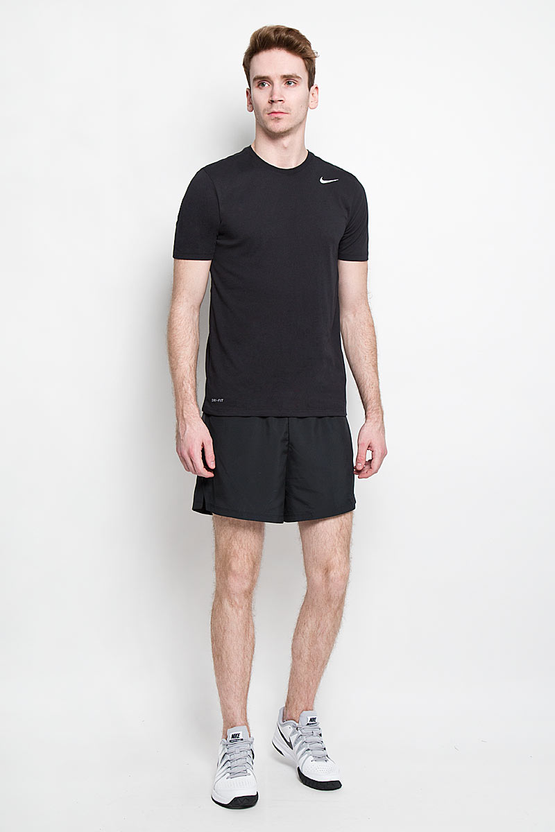 Шорты для бега мужские Nike 5 Challenger Short, цвет: черный. 644236-010. Размер S (44/46)644236-010 Шорты для бега мужские Nike 5 Challenger Short, цвет: черный. 644236-010. Размер S (44/46)644236-010Мужские шорты для бега Nike 5 Challenger Short изготовлены из 100% полиэстера с технологией Dri-FIT, выводящей влагу на поверхность с тела спортсмена во время тренировки. Шорты необычайно мягкие и приятные на ощупь, не сковывают движения, не раздражают даже самую нежную и чувствительную кожу, обеспечивая наибольший комфорт.Модель с вшитыми трусами на талии имеет широкую эластичную резинку с затягивающимся скрытым шнурком, тем самым обеспечивая надежную посадку по фигуре. Оформлено изделие небольшой термоаппликацией в виде логотипа бренда со светоотражающим эффектом, что улучшает видимость бегуна в темное время суток. Специальные вставки с отверстиями по бокам, сделанными лазером, предназначены для превосходного воздухообмена. Предусмотрен внутренний врезной небольшой кармашек для мобильного телефона или мелочей. Такие шорты идеально подойдут как для занятий бегом, так и для зала.