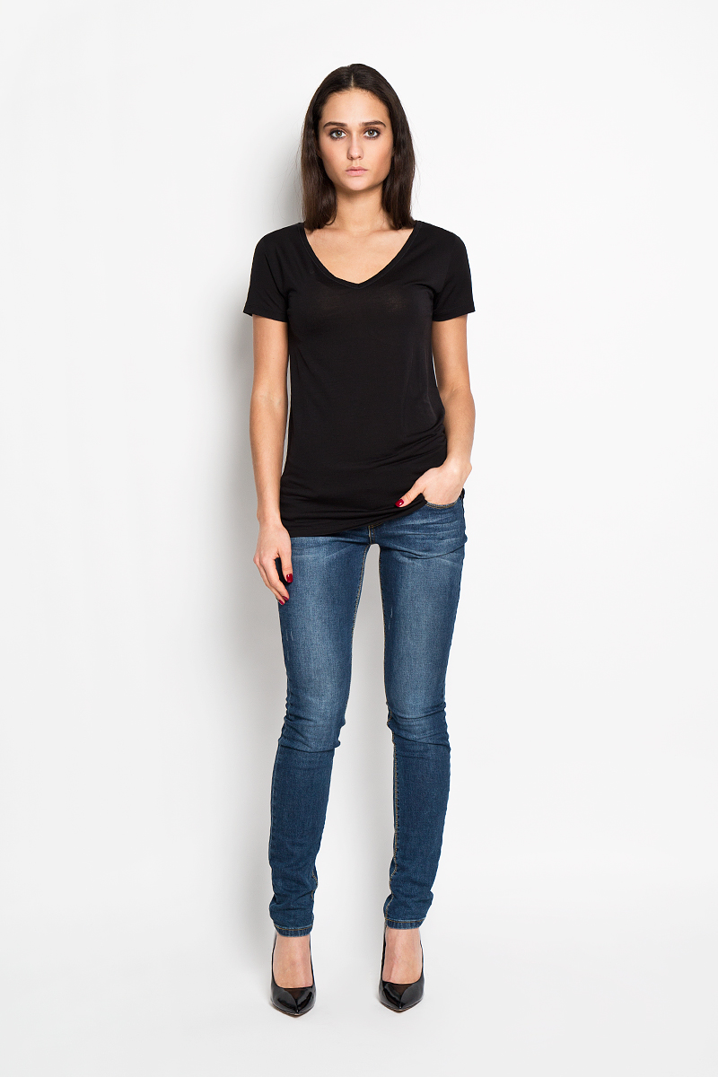 Футболка женская Calvin Klein Jeans, цвет: черный. J2EJ203370. Размер M (44/46)J2EJ203370 Футболка женская Calvin Klein Jeans, цвет: черный. J2EJ203370. Размер M (44/46)J2EJ203370Стильная женская футболка Calvin Klein Jeans приятная на ощупь не сковывает движения и позволяет коже дышать. Модель с V-образным вырезом горловины и короткими рукавами спереди оформлена изображением логотипа бренда.Эта футболка станет отличным дополнением к вашему гардеробу.