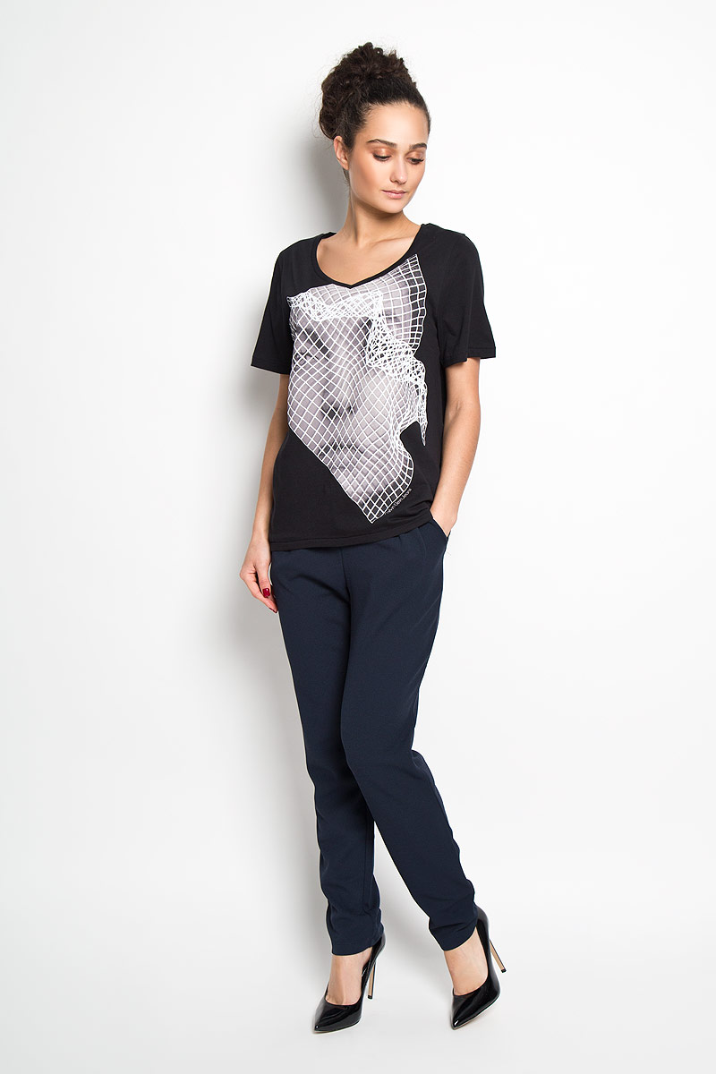Футболка женская Calvin Klein Jeans, цвет: черный. J2IJ203912. Размер M (44/46)B476021 Футболка женская Calvin Klein Jeans, цвет: черный. J2IJ203912. Размер M (44/46)B476021Стильная женская футболка Calvin Klein Jeans, выполненная из 100 % хлопка, приятная на ощупь не сковывает движения и позволяет коже дышать. Модель с V-образным вырезом горловины и короткими рукавами спереди оформлена эффектным принтом и изображением логотипа бренда.Эта футболка станет отличным дополнением к вашему гардеробу.