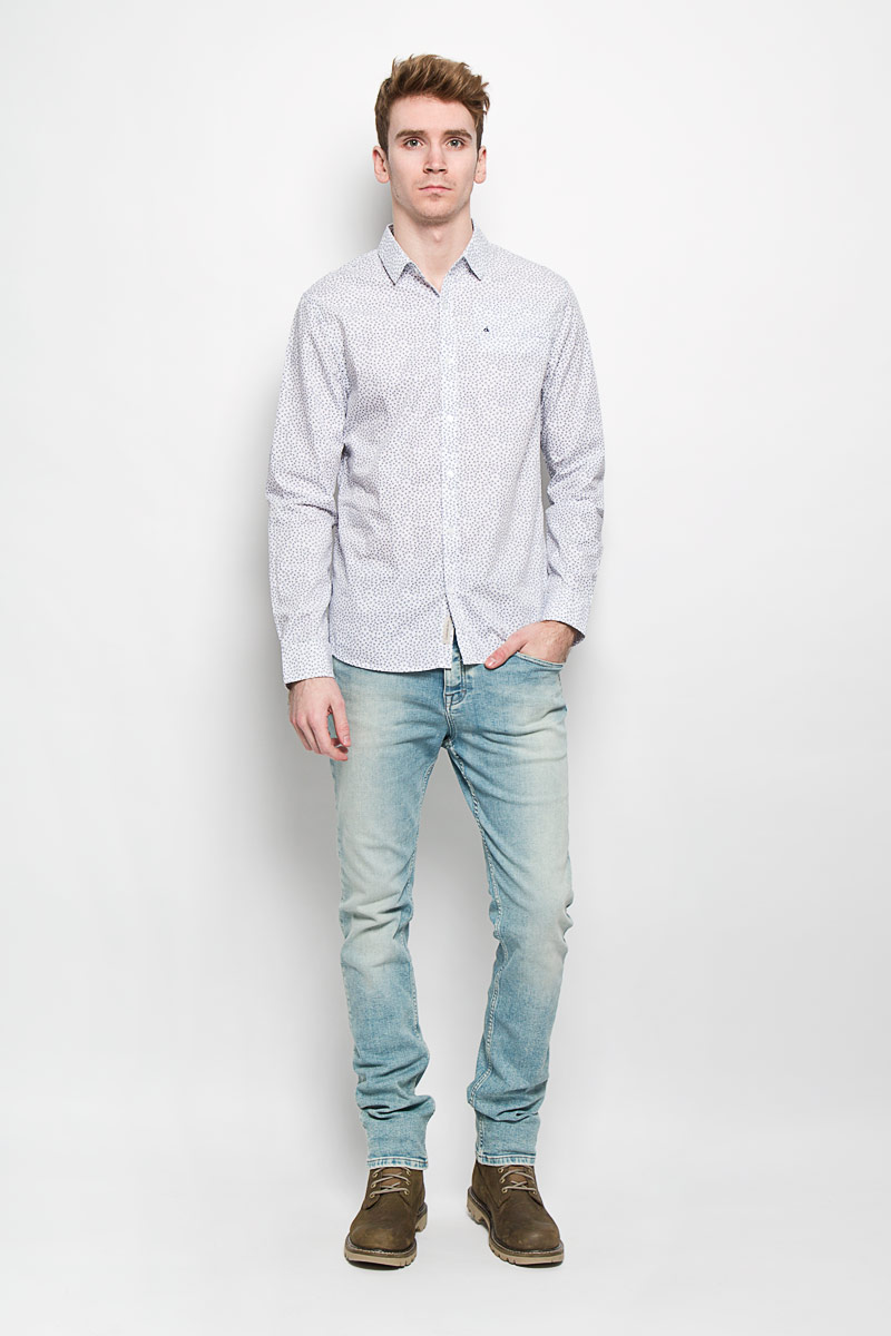 Рубашка мужская Calvin Klein Jeans, цвет: белый, темно-синий. J3IJ303554. Размер XL (50/52)B736007 Рубашка мужская Calvin Klein Jeans, цвет: белый, темно-синий. J3IJ303554. Размер XL (50/52)B736007Мужская рубашка Calvin Klein Jeans подчеркнет ваш уникальный стиль. Изготовленная из натурального хлопка, она мягкая и приятная на ощупь, не сковывает движения и позволяет коже дышать, обеспечивая наибольший комфорт. Рубашка с отложным воротником и длинными рукавами застегивается на пуговицы по всей длине. На груди расположен прорезной карман. Манжеты рукавов также застегиваются на пуговицы. Модель оформлена мелким принтом по всей поверхности, украшена вышитым логотипом бренда.Стильная рубашка подарит вам комфорт в течение всего дня и займет достойное место в вашем гардеробе.