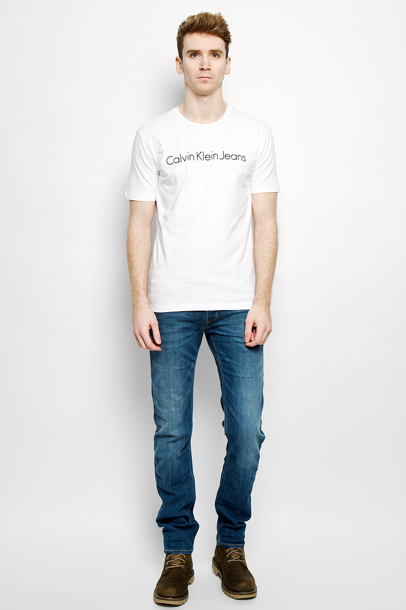 Футболка мужская Calvin Klein Jeans, цвет: белый. J3EJ303543. Размер M (48)B736009 Футболка мужская Calvin Klein Jeans, цвет: белый. J3EJ303543. Размер M (48)B736009Стильная мужская футболка Calvin Klein Jeans, выполненная из эластичного хлопка, необычайно мягкая и приятная на ощупь, не сковывает движения и позволяет коже дышать, обеспечивая комфорт. Модель с круглым вырезом горловины и короткими рукавами спереди оформлена надписью Calvin Klein Jeans. Вырез горловины дополнен трикотажной эластичной резинкой, что предотвращает деформацию при носке. Футболка Calvin Klein Jeans станет отличным дополнением к вашему гардеробу.