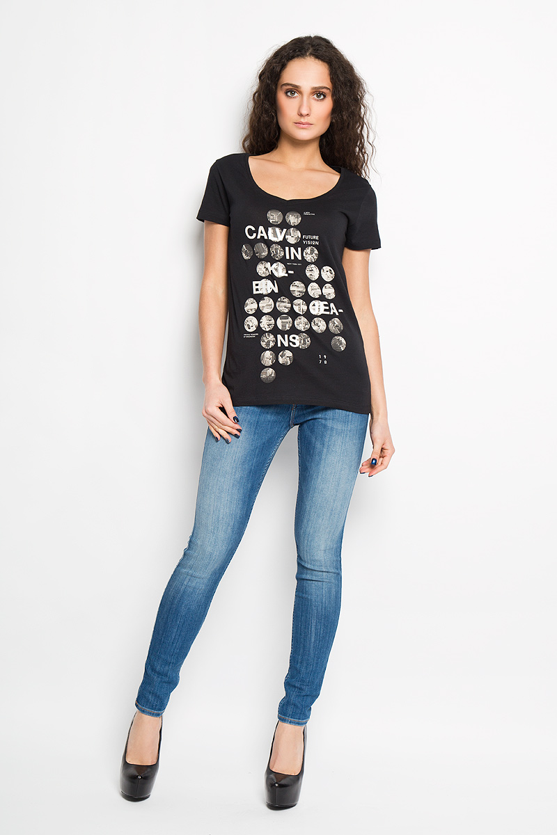 Футболка женская Calvin Klein Jeans, цвет: черный. J2IJ203911. Размер S (42)W26U9372T Футболка женская Calvin Klein Jeans, цвет: черный. J2IJ203911. Размер S (42)W26U9372TПотрясающая женская футболка Calvin Klein Jeans выполнена в современном городском стиле. Модель, изготовленная из высококачественного 100% хлопка, не сковывает движения и позволяет коже дышать, обеспечивая наибольший комфорт. Футболка приталенного кроя с V-образным вырезом горловины оформлена оригинальным принтом.Идеальный вариант для тех, кто ценит комфорт и качество.