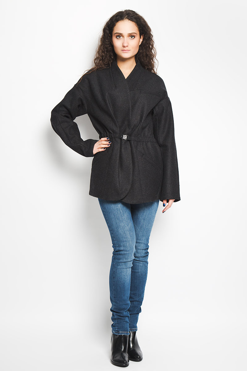 Пальто женское Calvin Klein Jeans, цвет: черный. J2IJ203820. Размер L (48/50)B475003 Пальто женское Calvin Klein Jeans, цвет: черный. J2IJ203820. Размер L (48/50)B475003Стильное женское пальто Calvin Klein Jeans, выполненное из сочетания высококачественных материалов, рассчитано на прохладную погоду. Модель приталенного кроя с V-образным воротником и длинными рукавами застегивается на две скрытые кнопки и дополнительно снаружи на затягивающийся эластичный пояс с защелкой, который скрыт внутри изделия. Внутри основная часть изделия выполнена из хлопковой подкладки. Спереди пальто дополнено прорезным карманом на груди и двумя боковыми прорезными карманами. Предусмотрен внутренний прорезной открытый карман.В этом пальто вам будет уютно, комфортно и вы всегда будете в центре винимая.