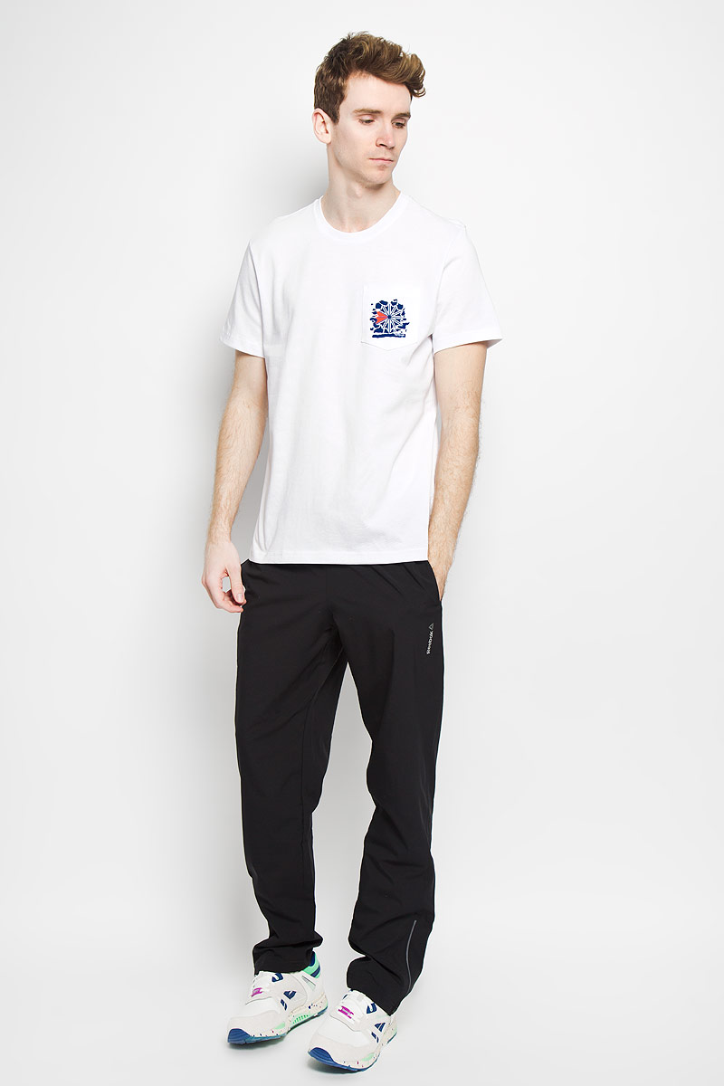 Футболка мужскаяReebok F Pocket Tee, цвет: белый. AK0510. Размер XL (56/58)AK0510 Футболка мужскаяReebok F Pocket Tee, цвет: белый. AK0510. Размер XL (56/58)AK0510Стильная мужская футболка Reebok F Pocket Tee обеспечивает наибольший комфорт и свободу движений во время занятий спортом и в повседневной носке. Изделие свободного кроя с круглым вырезом горловины и короткими рукавами подарит вам удобство и комфорт. Натуральный хлопок обеспечивает оптимальный микроклимат. Модель декорирована спереди небольшим накладным карманом с термоаппликацией в виде надписи Reebok Classic и оригинального рисунка, сзади также декорирована большой термоаппликацией в виде надписи Reebok Classic и оригинального рисунка. Такая футболка послужит замечательным дополнением к вашему гардеробу.