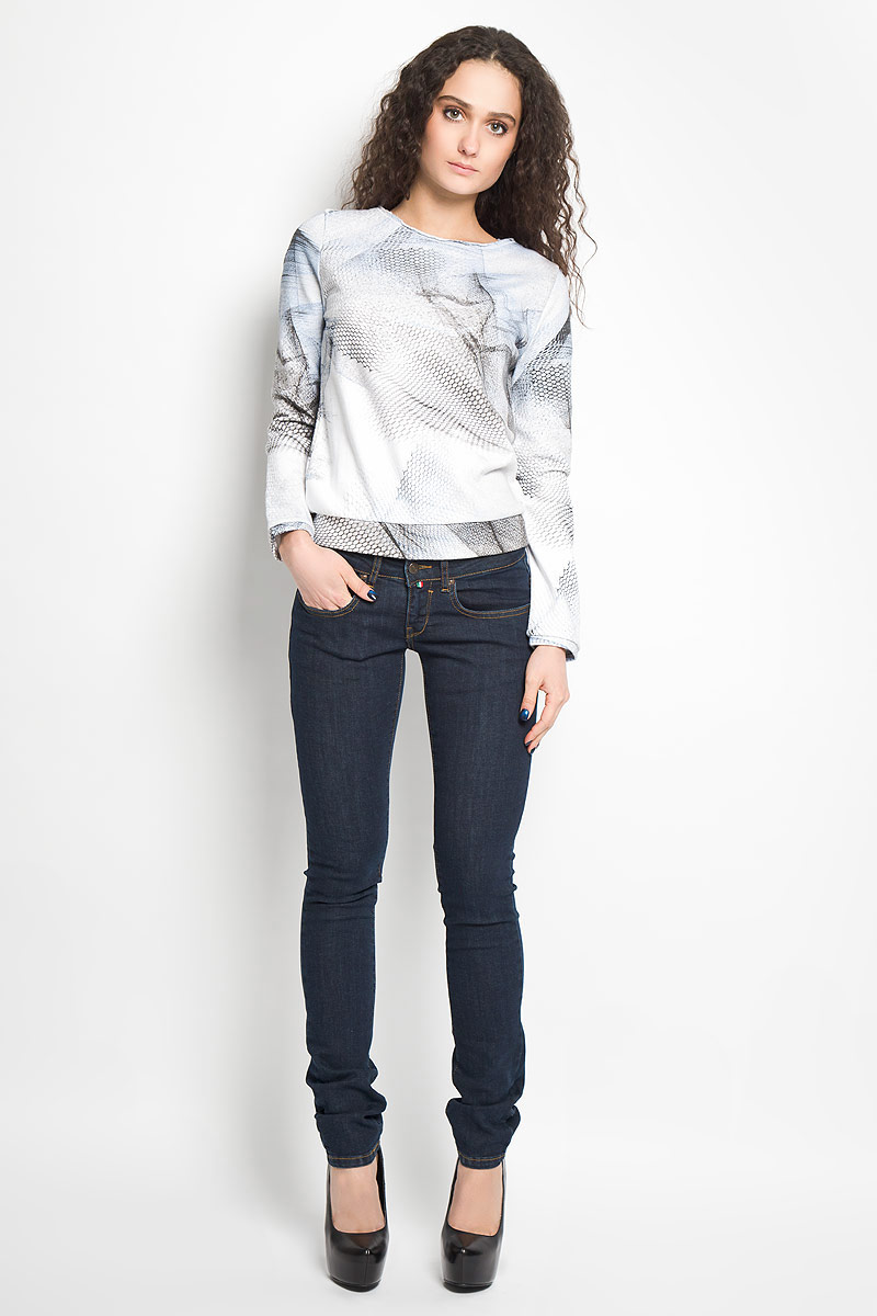 Свитшот женский Calvin Klein Jeans, цвет: белый, серый, голубой. J2IJ204249. Размер M (44/46)B176007 Свитшот женский Calvin Klein Jeans, цвет: белый, серый, голубой. J2IJ204249. Размер M (44/46)B176007Великолепный женский свитшот Calvin Klein Jeans, выполненный из хлопка с добавлениемполиэстера, обладает высокой теплопроводностью, воздухопроницаемостью игигроскопичностью, позволяет коже дышать. Модель с круглымвырезом горловины и длинными рукавами оформлена на спинке застегивается от горловины на металлическую застежку-молнию. Манжеты и низ изделия отделаны эластичнойтрикотажной резинкой. Спереди модель дополнена небольшим декоративным металлическим элементом с надписью Calvin Klein Jeans.Такой свитшот будет дарить вам комфорт в течение всего дня и послужитзамечательным дополнением к вашему гардеробу.