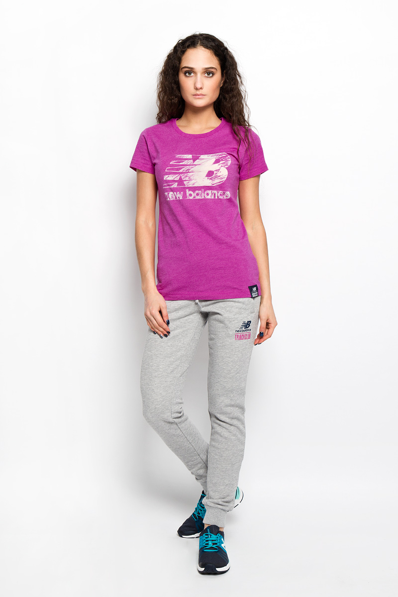 Футболка женская New Balance, цвет: фуксия. WT53504/AZH. Размер L (48)WT53504/AZH Футболка женская New Balance, цвет: фуксия. WT53504/AZH. Размер L (48)WT53504/AZHМодная женская футболка New Balance, выполненная из хлопка и полиэстера, обладает высокой теплопроводностью, воздухопроницаемостью и гигроскопичностью, позволяет коже дышать.Модель с короткими рукавами и круглым вырезом горловины - идеальный вариант для создания стильного образа. На груди изделие оформлено полупрозрачной вставкой в виде логотипа бренда. Такая модель подарит вам комфорт в течение всего дня и послужит замечательным дополнением к вашему гардеробу.