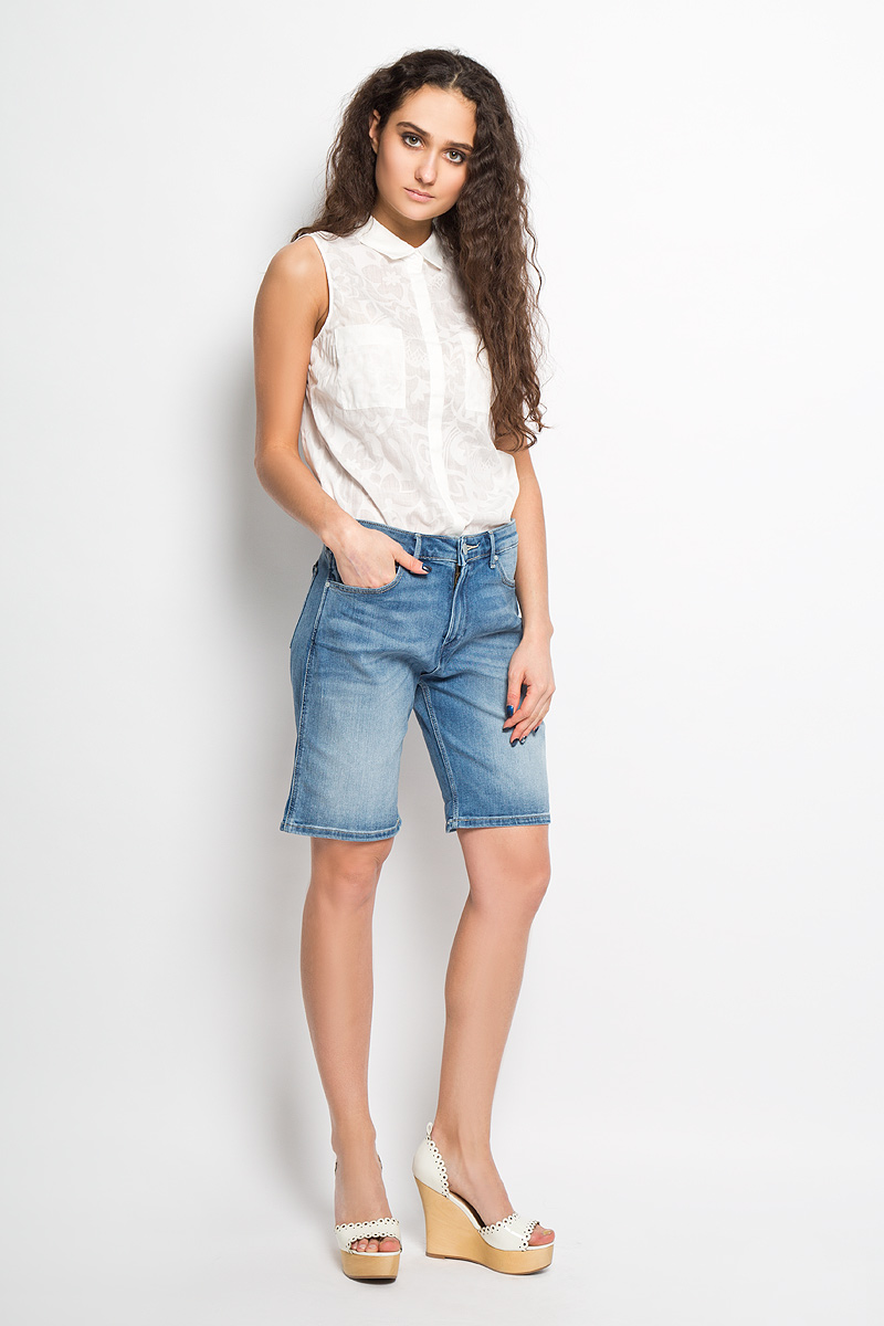 Шорты женские Wrangler Loose, цвет: синий. W26V8972N. Размер 26 (42)W26V8972N Шорты женские Wrangler Loose, цвет: синий. W26V8972N. Размер 26 (42)W26V8972NСтильные женские джинсовые шорты Wrangler созданы специально для того, чтобы подчеркивать достоинства вашей фигуры. Модель стандартной посадки станет отличным дополнением к вашему современному образу. Шорты удлинены и оформлены перманентными складками и потертостями. Застегиваются шорты на пуговицу в поясе и ширинку на молнии, имеются шлевки для ремня. Спереди модель оформлена двумя втачными карманами с закругленными срезами и одним секретным кармашком, а сзади - двумя накладными карманами. Сзади модель декорирована фирменной нашивкой. Эти модные и в то же время комфортные шорты послужат отличным дополнением к вашему гардеробу. В них вы всегда будете чувствовать себя уютно и комфортно.