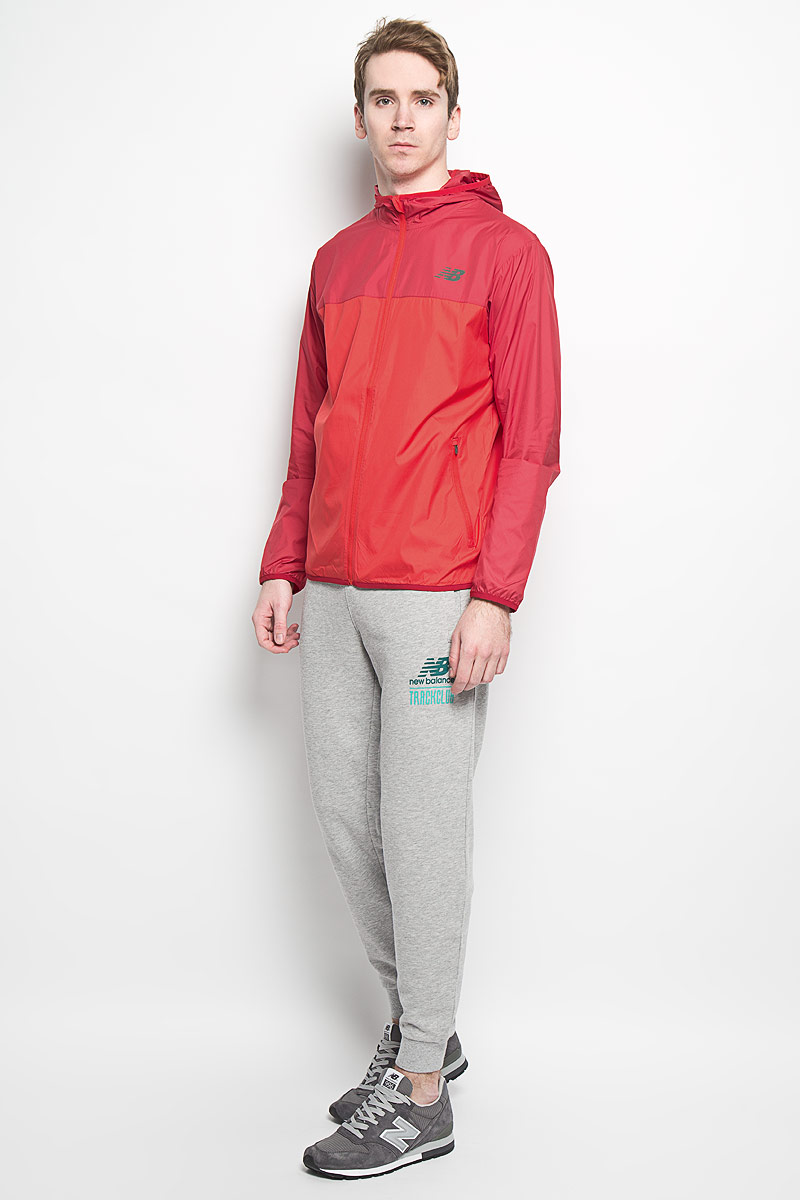 Ветровка для бега мужская New Balance, цвет: красный. MJ53042/CED. Размер M (46/48)MJ53042/CED Ветровка для бега мужская New Balance, цвет: красный. MJ53042/CED. Размер M (46/48)MJ53042/CEDСтильная мужская ветровка для бега New Balance отлично подойдет для занятий спортом в прохладные дни.Модель с длинными рукавами и несъемным капюшоном застегивается на застежку-молнию и дополнена ветрозащитным клапаном изнутри. Изделие дополнено двумя втачными карманами на молниях спереди, а также двумя внутренними накладными карманами. Манжеты рукавов и низ ветровки дополнены узкими эластичными резинками. Ветровка оформлена светоотражающим логотипом производителя. Такая ветровка не продувается, она надежно сохранит тепло и защитит вас от ветра и дождя.Эта модная и в то же время комфортная ветровка согреет вас во время занятий на свежем воздухе и отлично подойдет как для прогулок, так и для бега и фитнеса.