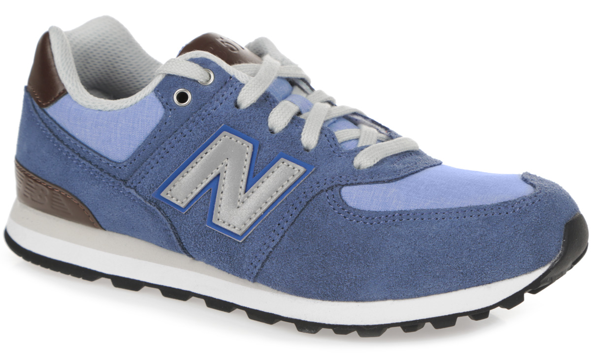 Кроссовки для мальчика New Balance, цвет: серо-голубой, голубой, темно-коричневый. KL574U2P. Размер 11 (28,5)KL574U2P/M Кроссовки для мальчика New Balance, цвет: серо-голубой, голубой, темно-коричневый. KL574U2P. Размер 11 (28,5)KL574U2P/MСтильные кроссовки от New Balance придутся по душе вашему мальчику. Верх модели выполнен из натуральной кожи со вставками из искусственной кожи и текстиля. По бокам обувь оформлена нашивками из искусственной кожи со светоотражающим элементом в виде фирменного логотипа бренда, на язычке и заднике - тиснением в виде символики и названия бренда. Светоотражающие элементы предназначены для лучшей видимости в темное время суток. Классическая шнуровка надежно зафиксирует изделие на ноге. Мягкая верхняя часть и подкладка, изготовленная из текстиля, гарантируют уют и предотвращают натирание. Стелька из материала EVA с текстильной поверхностью, дополненная легкой перфорацией для лучшей воздухопроницаемости, обеспечивает комфорт. Подошва из резины оснащена рифлением для лучшей сцепки с поверхностями. Удобные кроссовки займут достойное место среди коллекции обуви вашего ребенка.