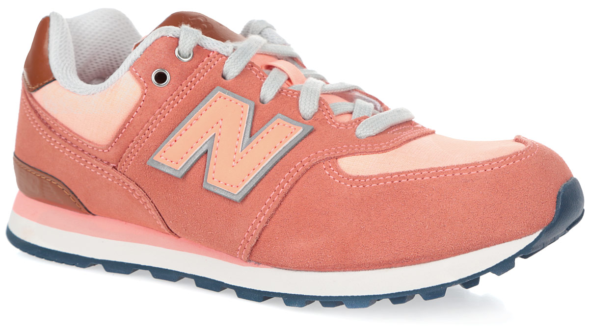Кроссовки для девочки New Balance, цвет: коралловый, коричневый. KL574U3P. Размер 2 (33,5)KL574U3P Кроссовки для девочки New Balance, цвет: коралловый, коричневый. KL574U3P. Размер 2 (33,5)KL574U3PСтильные кроссовки от New Balance придутся по душе вашей девочке. Верх модели выполнен из натуральной кожи со вставками из полиэстера и искусственной кожи. По бокам модель оформлена нашивками в виде фирменного логотипа бренда со светоотражающим эффектом для лучшей видимости в темное время суток, на язычке и заднике - фирменным тиснением. Удобная шнуровка надежно фиксирует модель на ноге. Мягкая верхняя часть и подкладка, выполненная из текстиля, гарантируют уют и предотвращают от натирания. Стелька из материала EVA с текстильной поверхностью обеспечивает комфорт и отличную амортизацию. Перфорация на стельке позволяет ногам дышать. Легкая подошва с рельефным протектором обеспечивает идеальное сцепление с любыми поверхностями.В таких кроссовках ногам вашей девочки будет комфортно и уютно.