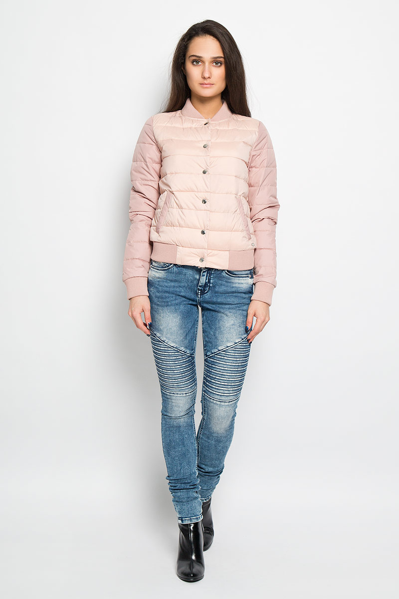 Куртка женская Tom Tailor Denim, цвет: серо-розовый. 3532567.00.71. Размер S (44)3532567.00.71 Куртка женская Tom Tailor Denim, цвет: серо-розовый. 3532567.00.71. Размер S (44)3532567.00.71Удобная женская куртка Tom Tailor согреет вас в прохладную погоду и позволит выделиться из толпы. Модель с длинными рукавами и воротником-стойкой из прочного полиэстера, и застегивается на кнопки. Низ рукава и изделия оформлен широкой трикотажной манжетой. Воротник также выполнен из трикотажного материала. Куртка дополнена двумя втачными карманами и металлической нашивкой с логотипом бренда. Сзади на уровне лопаток небольшая металлическая нашивка с логотипом бренда. Эта модная и в то же время комфортная куртка - отличный вариант для прогулок, она подчеркнет ваш изысканный вкус и поможет создать неповторимый образ.