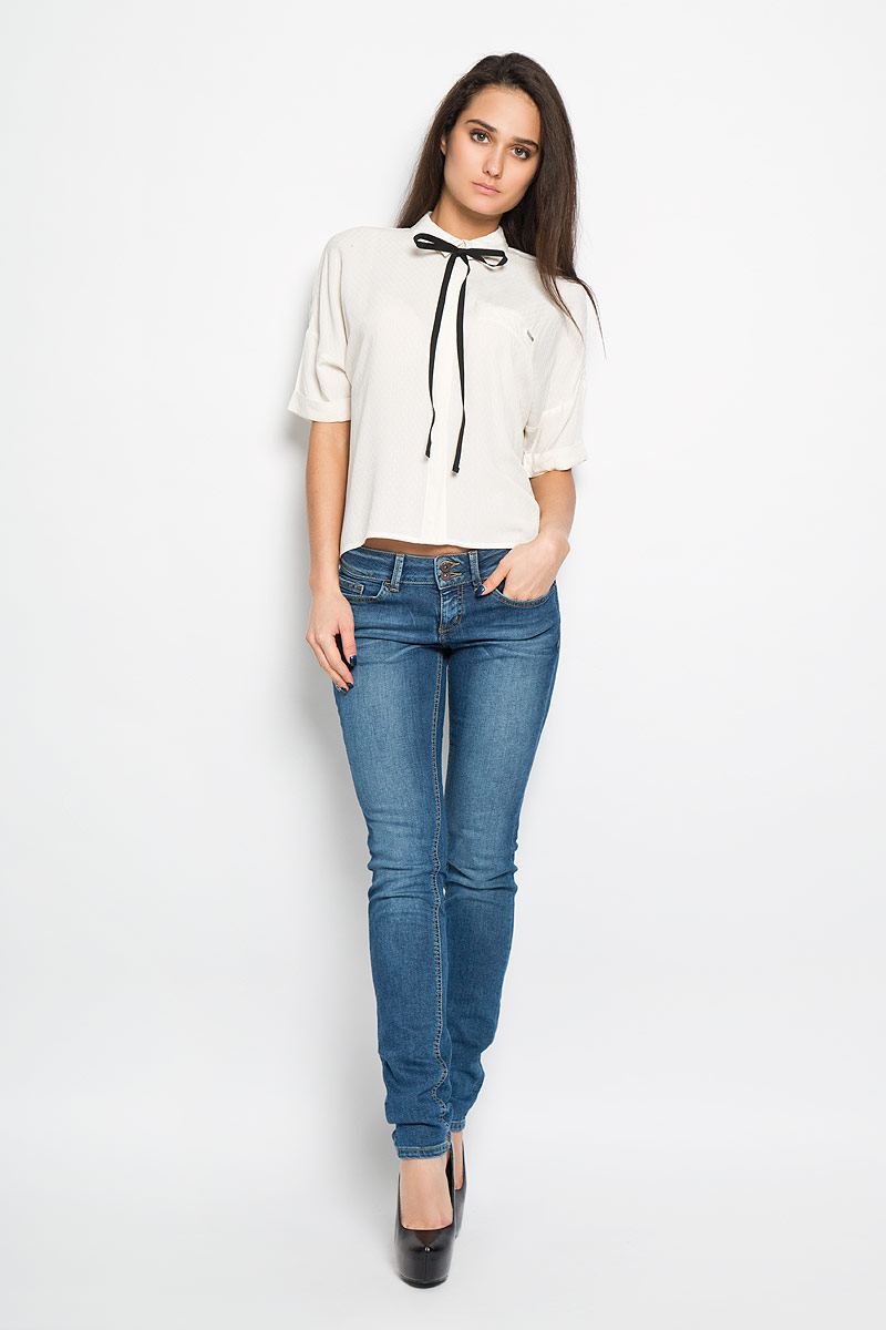 Блузка женская Tom Tailor Denim, цвет: молочный. 2031414.01.71. Размер S (44)2031414.01.71 Блузка женская Tom Tailor Denim, цвет: молочный. 2031414.01.71. Размер S (44)2031414.01.71Стильная женская блуза Tom Tailor Denim, выполненная из вискозы, подчеркнет ваш уникальный стиль и поможет создать оригинальный женственный образ.Блузка свободного кроя с короткими рукавами и отложным воротником оформлена оригинальным ненавязчивым рисунком. Модель застегивается на пуговицы скрытые под планкой, низ рукавов обработан манжетами. Спереди модель дополнена имитацией втачного кармана, а сзади небольшой складкой. Блуза сзади удлинена. Модель дополнена съемной тесьмой по линии горловины, которую можно оригинально завязать. Легкая блуза идеально подойдет для жарких летних дней. Такая блузка будет дарить вам комфорт в течение всего дня и послужит замечательным дополнением к вашему гардеробу.