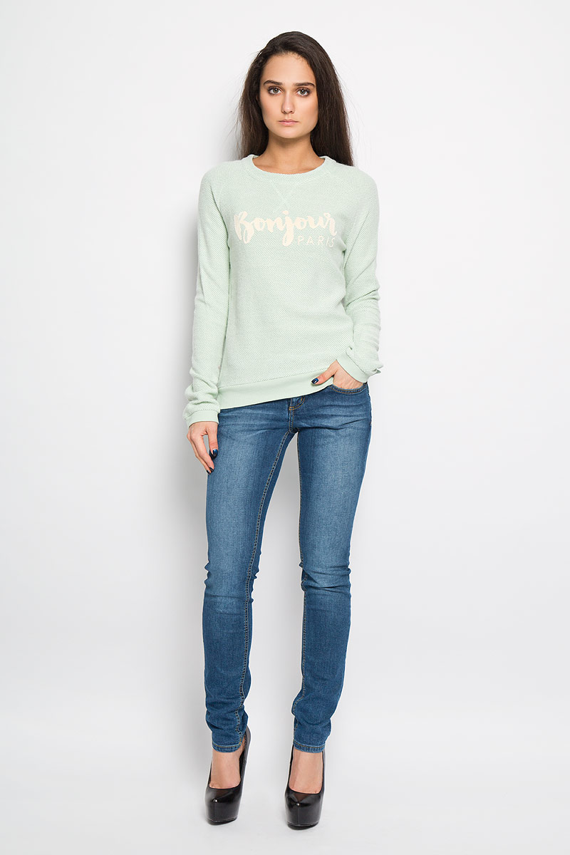 Лонгслив женский Tom Tailor Denim, цвет: мятный, белый. 2529982.00.71. Размер L (48)2529982.00.71 Лонгслив женский Tom Tailor Denim, цвет: мятный, белый. 2529982.00.71. Размер L (48)2529982.00.71Женский лонгслив Tom Tailor Denim прекрасно подойдет для повседневного использования. Он выполнен из высококачественного материала, мягкий и приятный на ощупь, не сковывает движения и позволяет коже дышать.Лонгслив прямого кроя с круглым вырезом горловины и длинными рукавами-реглан. Низ рукавов и изделия дополнен эластичными манжетами. В боковых швах обработаны небольшие разрезы. Сзади модель дополнена небольшим разрезом в виде капли, который застегивается на пуговицу по линии горловины. Изделие оформлено оригинальным принтом с надписью «Bonjour Paris» и металлической нашивкой с логотипом бренда.Такая модель будет дарить вам комфорт в течение всего дня и станет идеальным вариантом для создания образа в стиле Casual.