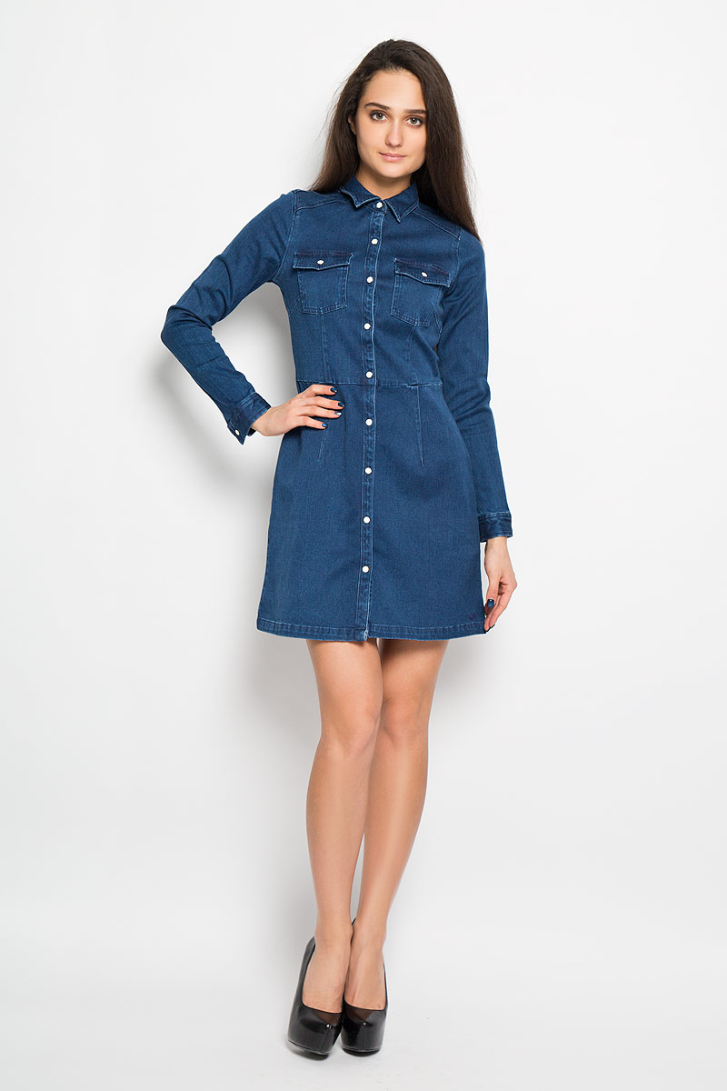 Платье Tom Tailor Denim, цвет: синий. 5019062.00.71. Размер L (48)5019062.00.71 Платье Tom Tailor Denim, цвет: синий. 5019062.00.71. Размер L (48)5019062.00.71Модное платье Tom Tailor Denim, изготовленное из эластичного хлопка, необычайно мягкое и приятное на ощупь, не сковывает движения, обеспечивая наибольший комфорт. Модель средней длины с отложным воротником и длинными рукавами спереди по всей длине застегивается на кнопки. Низ рукава дополнен манжетом с застежкой-кнопкой. Спереди модель оформлена двумя накладными карманами на клапанах с кнопками. В этом платье вы всегда будете чувствовать себя уверенно, оставаясь в центре внимания.