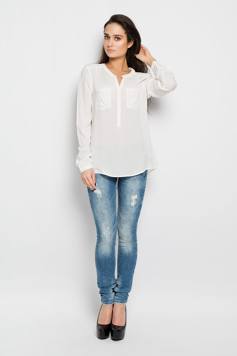 Блузка женская Tom Tailor Denim, цвет: молочный. 2031141.09.71. Размер S (44)2031141.09.71 Блузка женская Tom Tailor Denim, цвет: молочный. 2031141.09.71. Размер S (44)2031141.09.71Стильная женская блуза Tom Tailor Denim, выполненная из высококачественной вискозы, подчеркнет ваш уникальный стиль и поможет создать оригинальный женственный образ.Блузка с круглым вырезом горловины и длинными рукавами застегивается спереди на пуговицы, манжеты рукавов также дополнены пуговицами. Спинка немного удлинена. На груди модель дополнена двумя накладными карманами; спинка по центру присборена. Изделие спереди декорировано вышивкой. Модель идеально подойдет для жарких летних дней. Такая блузка будет дарить вам комфорт в течение всего дня и послужит замечательным дополнением к вашему гардеробу.