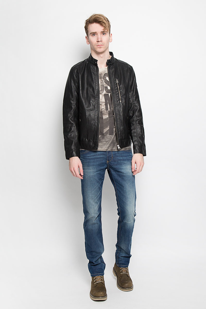 Куртка мужская Tom Tailor, цвет: черный. 3722062.00.10. Размер XL (52)3722062.00.10 Куртка мужская Tom Tailor, цвет: черный. 3722062.00.10. Размер XL (52)3722062.00.10Стильная мужская куртка Tom Tailor выполнена из высококачественной искусственной матовой кожи с подкладкой из полиэстера и рассчитана на прохладную погоду. Куртка поможет вам почувствовать себя максимально комфортно и стильно. Модель с длинными рукавами и воротником-стойкой застегивается на металлическую застежку-молнию и кнопку на воротнике. Манжеты застёгиваются на потайную кнопку. Куртка дополнена двумя втачными карманами которые застёгиваются на кнопки, одним втачным вертикальным карманом на застежке-молнии и потайным кармашком на кнопке, расположенным с внутренней стороны изделия. На левом рукаве небольшая нашивка с названием бренда. Модный дизайн и практичность - отличный выбор на каждый день!