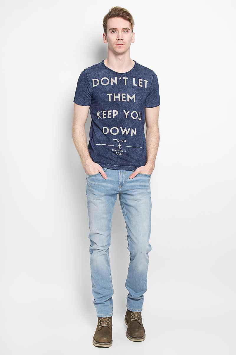 Футболка мужская Tom Tailor Denim Basic, цвет: темно-синий. 1033985.00.12. Размер L (50)1033985.00.12 Футболка мужская Tom Tailor Denim Basic, цвет: темно-синий. 1033985.00.12. Размер L (50)1033985.00.12Стильная мужская футболка Tom Tailor Denim Basic выполнена из натурального хлопка. Материал очень мягкий и приятный на ощупь, обладает высокой воздухопроницаемостью и гигроскопичностью, позволяет коже дышать. Модель с круглым вырезом горловины оформлена эффектом варенки и принтовыми надписями. Горловина и рукава не обработаны. Спинка изделия немного удлинена. Такая модель подарит вам комфорт в течение всего дня и послужит замечательным дополнением к вашему гардеробу.