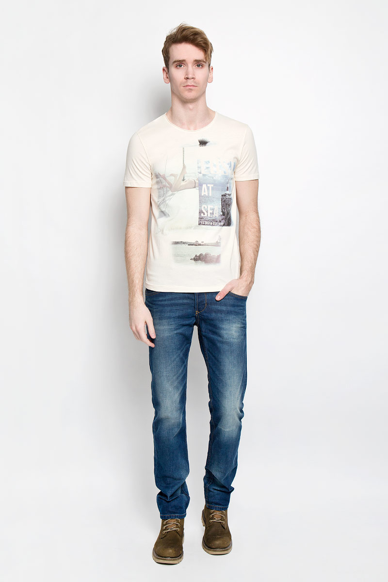 Футболка мужская Tom Tailor Denim, цвет: бежевый. 1033996.02.12. Размер XXL (54)1033996.02.12 Футболка мужская Tom Tailor Denim, цвет: бежевый. 1033996.02.12. Размер XXL (54)1033996.02.12Стильная мужская футболка Tom Tailor Denim, изготовленная из высококачественного материала, обладает высокой теплопроводностью, воздухопроницаемостью и гигроскопичностью, позволяет коже дышать.Модель с короткими рукавами и круглым вырезом горловины - идеальный вариант для создания образа в стиле Casual. Футболка украшена оригинальным принтом и надписями на английском языке. Горловина футболки дополнена вставкой с необработанным краем. <brТакая модель подарит вам комфорт в течение всего дня и послужит замечательным дополнением к вашему гардеробу.