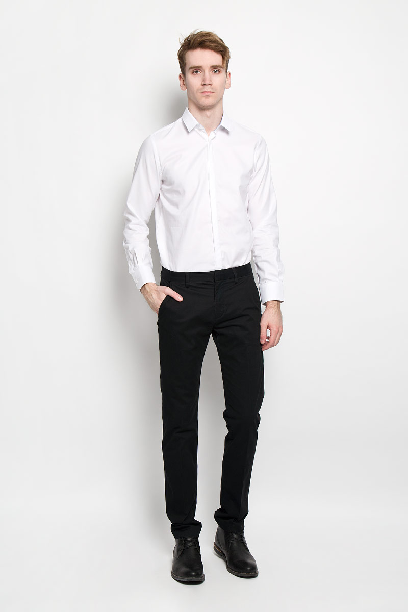 Брюки мужские Tom Tailor, цвет: черный. 6403971.01.15. Размер 34-34 (50-34)6403971.01.15 Брюки мужские Tom Tailor, цвет: черный. 6403971.01.15. Размер 34-34 (50-34)6403971.01.15Классические мужские брюки Tom Tailor слегка зауженного кроя и средней посадки изготовлены из высококачественного материала. Изделие не сковывает движения и дарит комфорт. Застегиваются брюки на пуговицу, крючок в поясе и ширинку на застежке-молнии, имеются шлевки для ремня. Спереди модель оформлена двумя втачными карманами с косыми срезами, а сзади - двумя прорезными карманами на пуговицах. . Эти модные и в тоже время комфортные брюки послужат отличным дополнением к вашему гардеробу. В них вы всегда будете чувствовать себя уютно и комфортно.