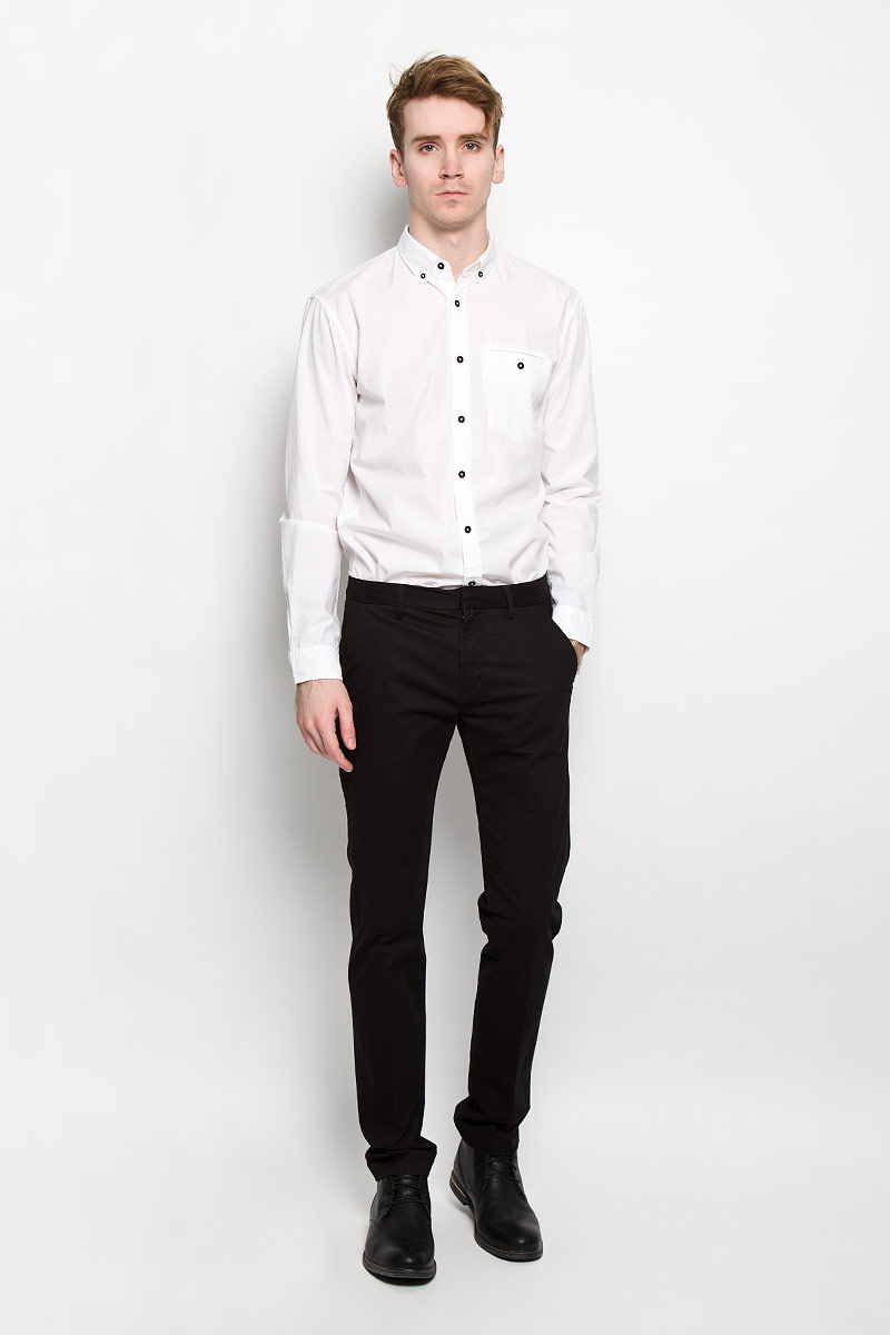 Рубашка мужская Tom Tailor Denim, цвет: белый. 2031285.00.12. Размер S (46)2031285.00.12 Рубашка мужская Tom Tailor Denim, цвет: белый. 2031285.00.12. Размер S (46)2031285.00.12Стильная мужская рубашка Tom Tailor Denim, изготовленная из высококачественного хлопка, необычайно мягкая и приятная на ощупь, не сковывает движения и позволяет коже дышать, обеспечивая наибольший комфорт. Классическая рубашка свободного кроя с отложным воротником, длинными рукавами и полукруглым низом застегивается на пластиковые пуговицы. Длинные рукава дополнены манжетами на пуговицах. Воротник фиксируется на пуговицы. Спереди рубашка дополнена одним накладным карманом на застежке-пуговице.Такая модель порадует настоящих ценителей комфорта и практичности!