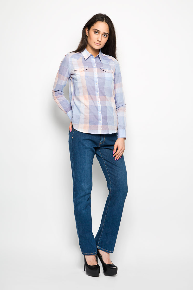 Блузка женская Wrangler, цвет: сиреневый, голубой, светло-персиковый. W5045BNQI. Размер XL (48)W5045BNQI Блузка женская Wrangler, цвет: сиреневый, голубой, светло-персиковый. W5045BNQI. Размер XL (48)W5045BNQIЖенская блузка Wrangler, выполненная из натурального хлопка, прекрасно дополнит ваш образ. Материал очень легкий, приятный на ощупь, позволяет коже дышать, не сковывает движения.Блузка с отложным воротником и длинными рукавами спереди застегивается на пуговицы по всей длине. Манжеты также имеют застежки-пуговицы. На груди модель дополнена двумя накладными карманами, закрывающимися клапанами на пуговицах. Оформлено изделие принтом в клетку. Такая блузка будет дарить вам комфорт в течение всего дня и станет стильным дополнением к вашемугардеробу.