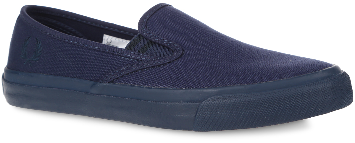 Слипоны Fred Perry Turner Slip On Canvas, цвет: темно-синий. B6221U-584. Размер 6,5 (39)B6221U-584 Слипоны Fred Perry Turner Slip On Canvas, цвет: темно-синий. B6221U-584. Размер 6,5 (39)B6221U-584Модные слипоны Turner Slip On Canvas от Fred Perry заинтересуют вас своим дизайном с первого взгляда! Модель, изготовленная из текстиля, сбоку оформлена вышивкой в виде логотипа бренда. Эластичные вставки по бокам обеспечивают идеальную посадку модели на ноге. Стелька из материала EVA с текстильной поверхностью обеспечивает максимальный комфорт при движении. Рифление на подошве гарантирует идеальное сцепление с поверхностью. Стильные слипоны займут достойное место в вашем гардеробе.