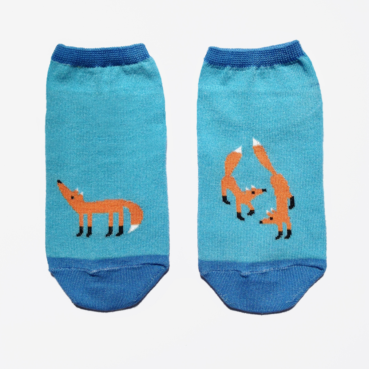 Носки мужские Big Bang Socks, цвет: голубой, оранжевый. ca1132. Размер 40/44ca1132 Носки мужские Big Bang Socks, цвет: голубой, оранжевый. ca1132. Размер 40/44ca1132Укороченные мужские носки Big Bang Socks изготовлены из высококачественного хлопка с добавлением полиамидных и эластановых волокон, которые обеспечивают великолепную посадку. Носки отличаются ярким стильным дизайном, они оформлены изображением лисичек. Удобная резинка идеально облегает ногу и не пережимает сосуды, а усиленные пятка и мысок повышают износоустойчивость носка. Дизайнерские носки Big Bang Socks - яркая деталь в вашем образе и оригинальный подарок для друзей и близких.
