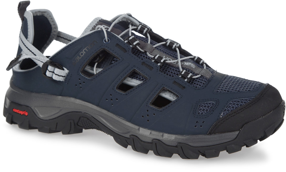 Кроссовки мужские Salomon Evasion Cabrio, цвет: темно-синий, голубой. 381592. Размер 12 (46)381592 Кроссовки мужские Salomon Evasion Cabrio, цвет: темно-синий, голубой. 381592. Размер 12 (46)381592Комфортные и износостойкие кроссовки от Salomon Evasion Cabrio отлично подходят для активного отдыха в сырую или сухую погоду жарким летом. Верх изделия выполнен из синтетики, которая выглядит, как кожа, но быстро сохнет, и дополнен вставками из сетчатого текстиля. По бокам модель оформлена перфорацией для лучшей воздухопроницаемости. Система быстрой шнуровки Quicklace с фиксатором и регулируемый ремешок с пластиковой пряжкой в области пятки гарантируют надежную фиксацию обуви на ноге. Накладка на мыске обеспечит лучшую защиту пальцев. Текстильная подкладка и стелька из ЭВА материала с текстильным верхним покрытием подарят дополнительный комфорт и предотвратят натирание. Язычок дополнен фирменной текстильной нашивкой, одна из боковых сторон - принтом в виде названия бренда. Ярлычок, оформленный символикой бренда, предназначен для более удобного надевания обуви. Задник складной. Технология Contagrip обеспечивает надежность сцепления и высокую износостойкость подошвы благодаря продуманной геометрии и плотности протектора. Практичные и удобные кроссовки Evasion Cabrio придутся вам по душе.