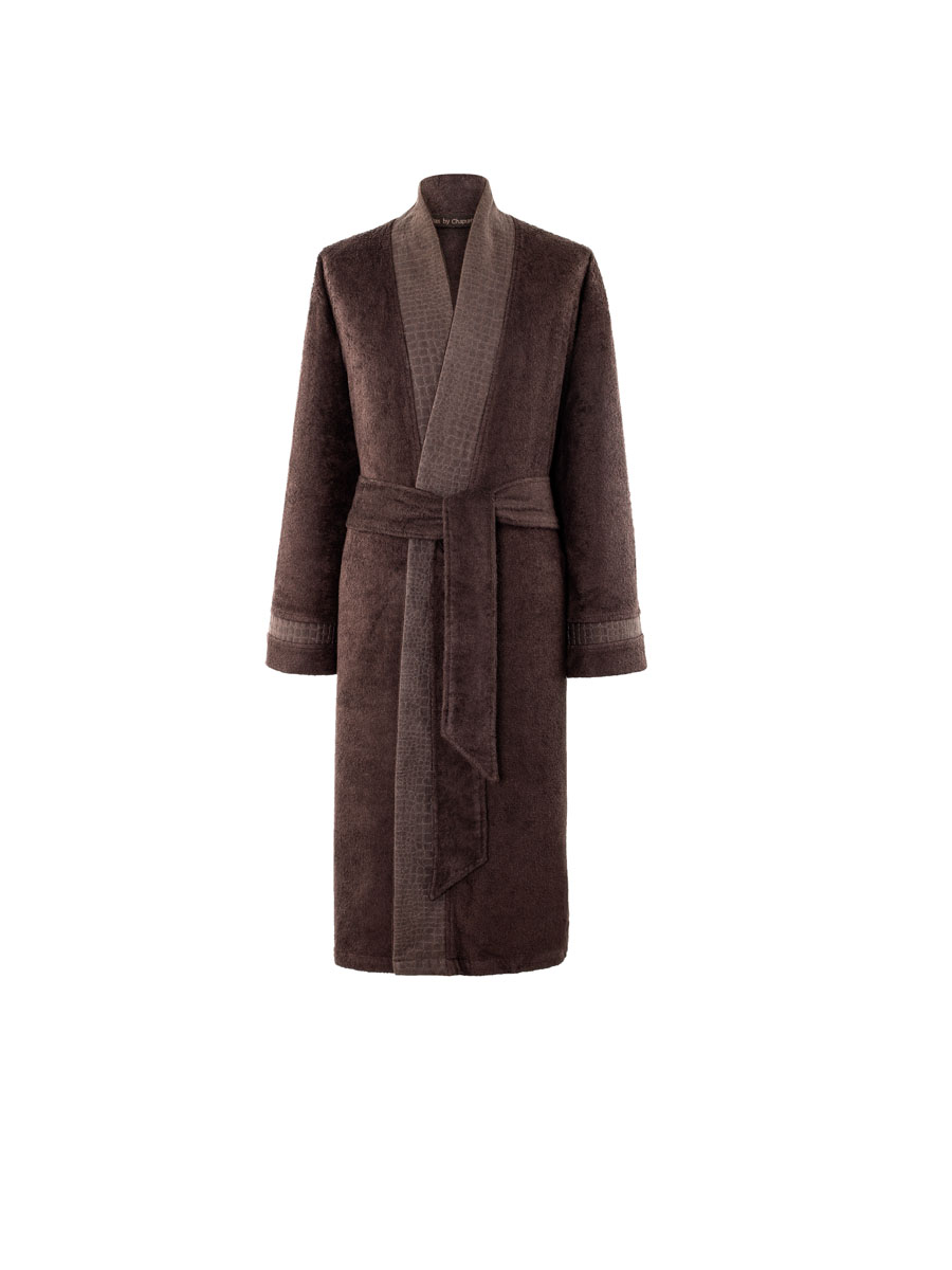 Халат мужской Togas Конолли, цвет: темно-коричневый. 10.00.02.0135. Размер L/XL (48/50)10.00.02.0136 Халат мужской Togas Конолли, цвет: темно-коричневый. 10.00.02.0135. Размер L/XL (48/50)10.00.02.0136Мужской халат Togas Конолли, выполненный из хлопка с добавлением бамбукового волокна, идеально подойдет для вас. Изделие имеет необыкновенно мягкую и нежную структуру, позволяет коже дышать. Волокна бамбука являются экологически чистым материалом, великолепно впитывающим влагу. Идеальное соотношением хлопка и бамбука позволяет сохранить уникальные антибактериальные свойства бамбукового волокна, а также первоначальный внешний вид даже после многократных стирок. Халат с воротником-шалькой и длинными рукавами дополнен поясом на талии. Воротник оформлен шикарной вышивкой. По бокам изделие оформлено двумя втачными карманами. Удобная и стильная модель станет незаменимым дополнением к вашему гардеробу, а также подарит вам ощущение уюта и комфорта.