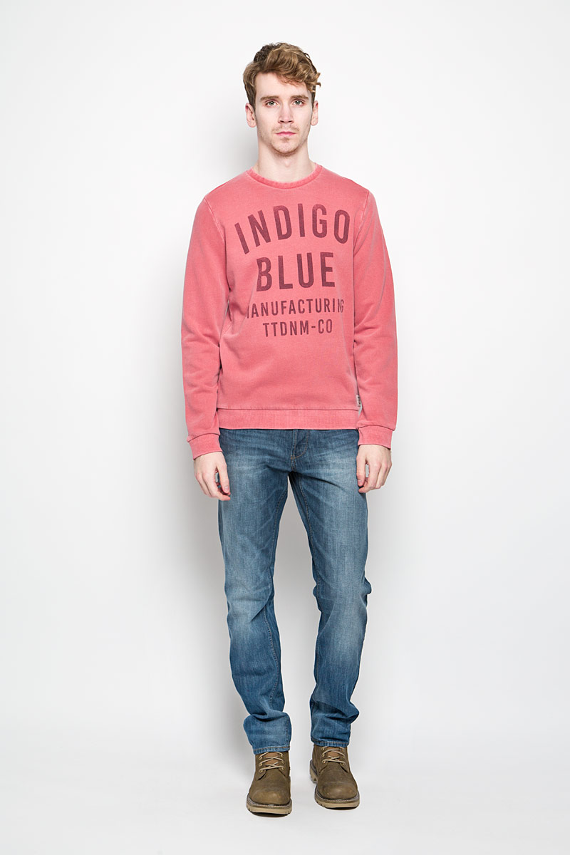 Толстовка мужская Tom Tailor Denim, цвет: ярко-розовый. 2530284.00.12_4661. Размер L (50)2530284.00.12_4661 Толстовка мужская Tom Tailor Denim, цвет: ярко-розовый. 2530284.00.12_4661. Размер L (50)2530284.00.12_4661Стильная мужская толстовка Tom Tailor Denim изготовленная из натурального хлопка, необычайно мягкая и приятная на ощупь, не сковывает движения, обеспечивая наибольший комфорт. Толстовка с круглым вырезом горловины и длинными рукавами. Модель спереди оформлена принтовыми надписями на английском языке, нашивкой с названием бренда, а сзади вышитым логотипом бренда. Низ рукава и изделия обработан широкими эластичными манжетами. Горловина обработана трикотажной резинкой. Эта модная и в тоже время комфортная толстовка отличный вариант как для активного отдыха, так и для занятий спортом!
