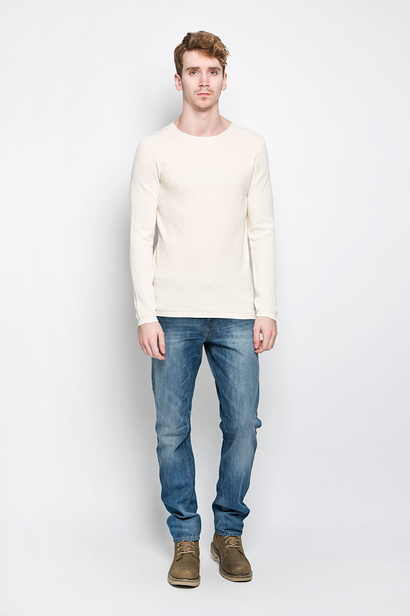 Джемпер мужской Tom Tailor Denim, цвет: бежевый. 3021145.00.12_8452. Размер M (48)3021145.00.12_8452 Джемпер мужской Tom Tailor Denim, цвет: бежевый. 3021145.00.12_8452. Размер M (48)3021145.00.12_8452Теплый мужской джемпер Tom Tailor Denim, выполненный из 100% хлопка, необычайно приятен к телу, не сковывает движения, обеспечивая наибольший комфорт. Модель с круглым вырезом горловины и длинными рукавами идеально гармонирует с любыми предметами одежды и будет уместен и на отдыхе, и на работе. Низ и манжеты изделия связаны двойной резинкой, что предотвращает деформацию при носке. Джемпер оригинальной вязки декорирован в нижней части нашивкой с логотипом бренда.Уютный и практичный джемпер станет прекрасным дополнением вашего гардероба.